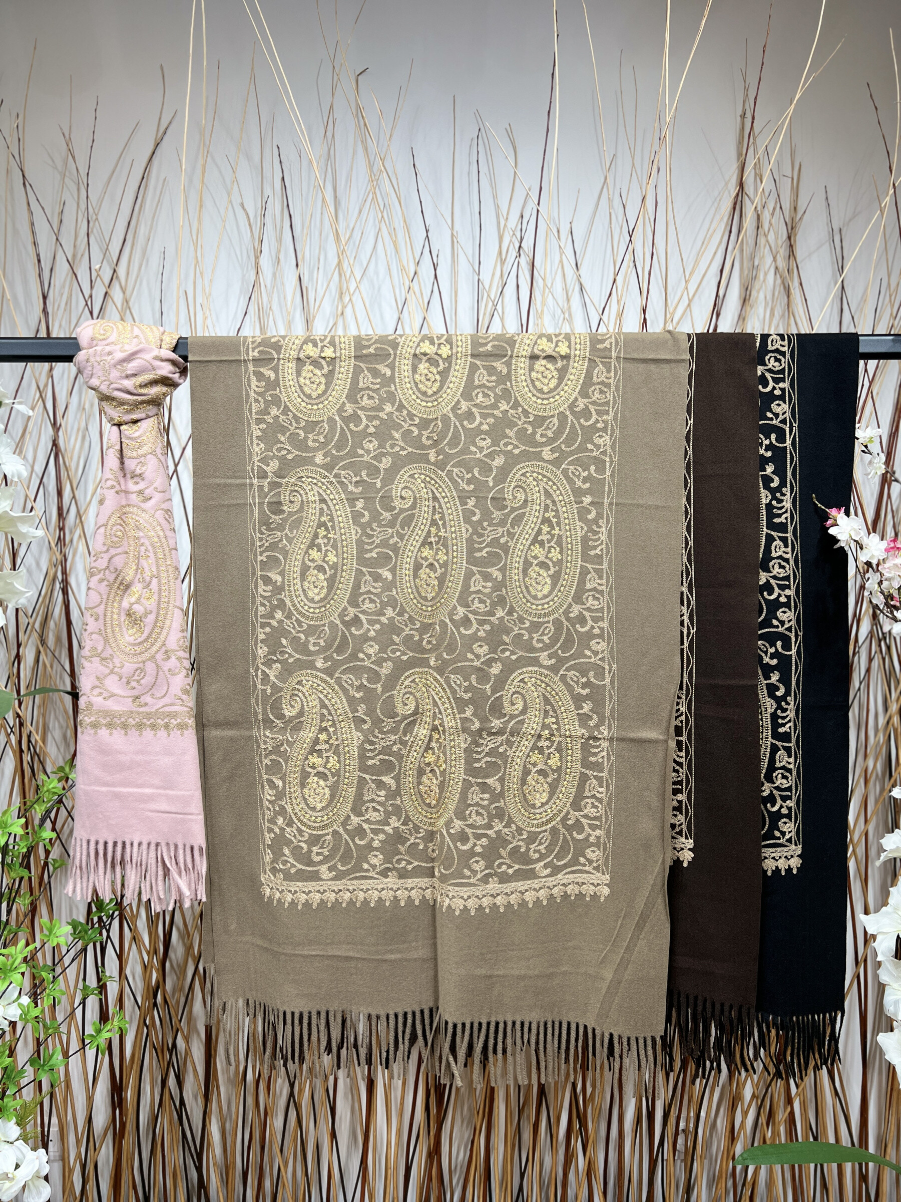 Mayorista L'Emotion - Pañuelo rectangular estampado paisley bordado con flecos bicolor 70x185