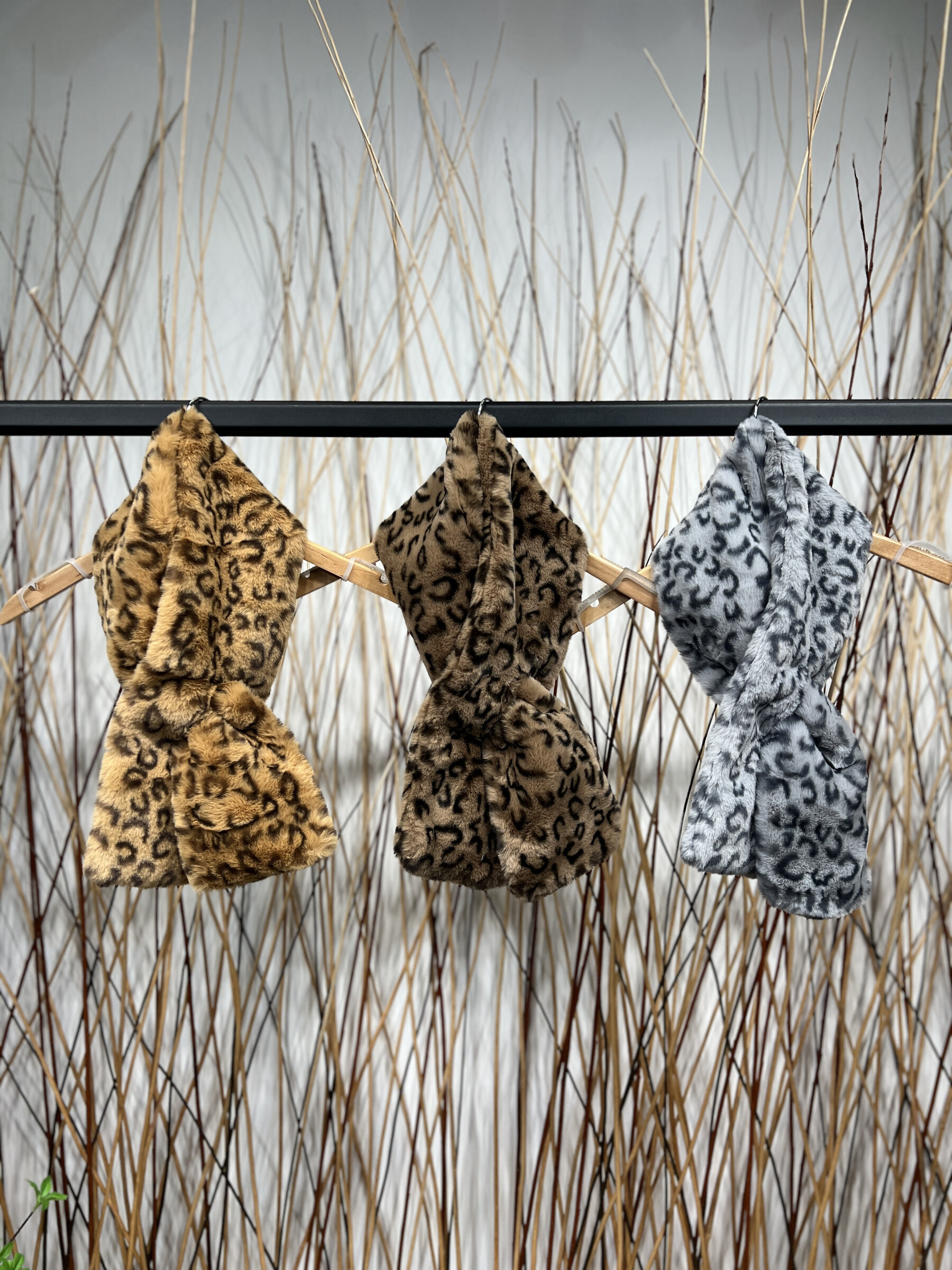 Wholesaler L'Emotion - Leopard Pattern Slit Scarf In Polyester Fur 95x15cm