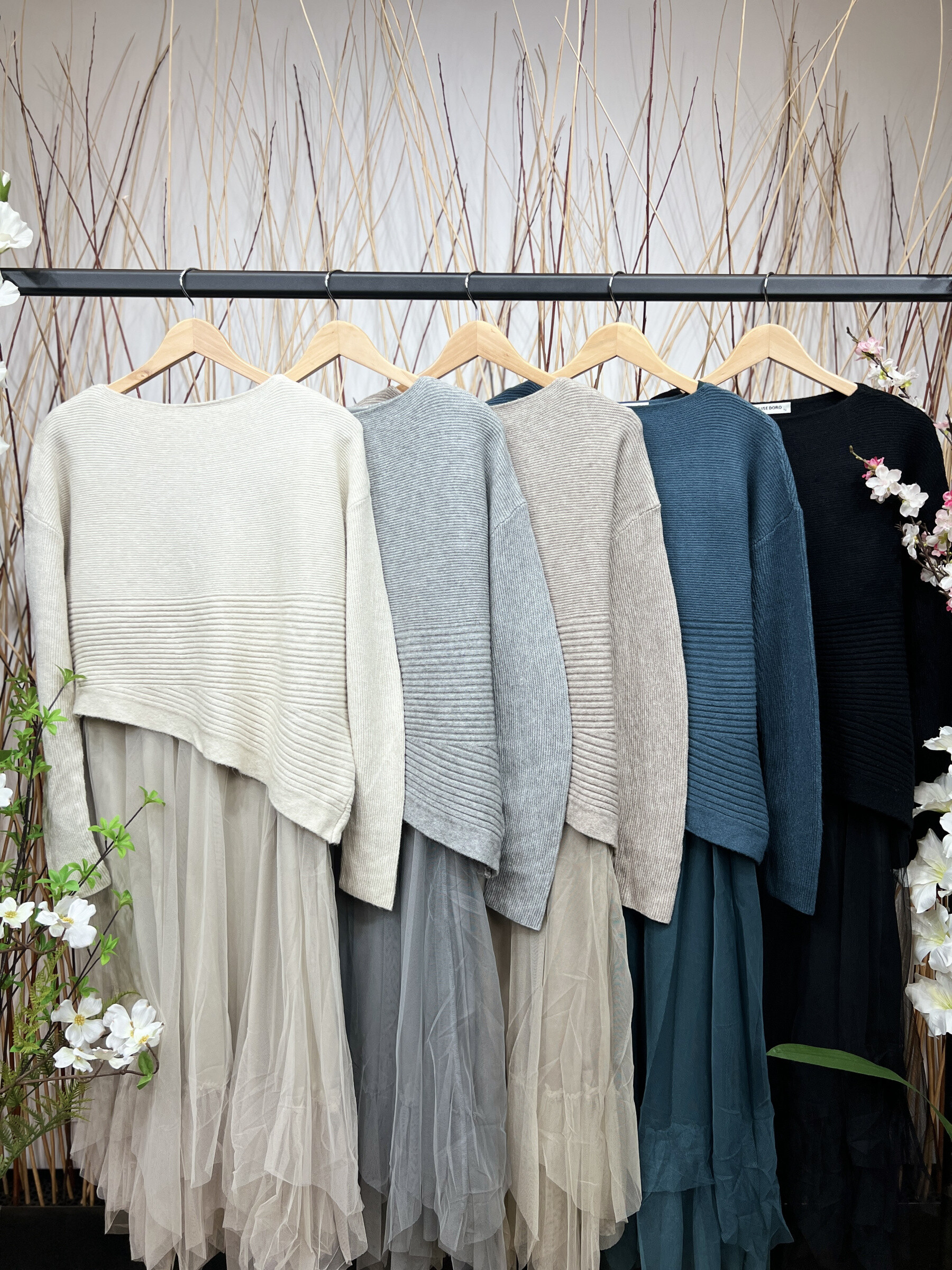Wholesaler L'Emotion - Asymmetrical Relief Strunging Sweater & Tulle Dress Size 36-48