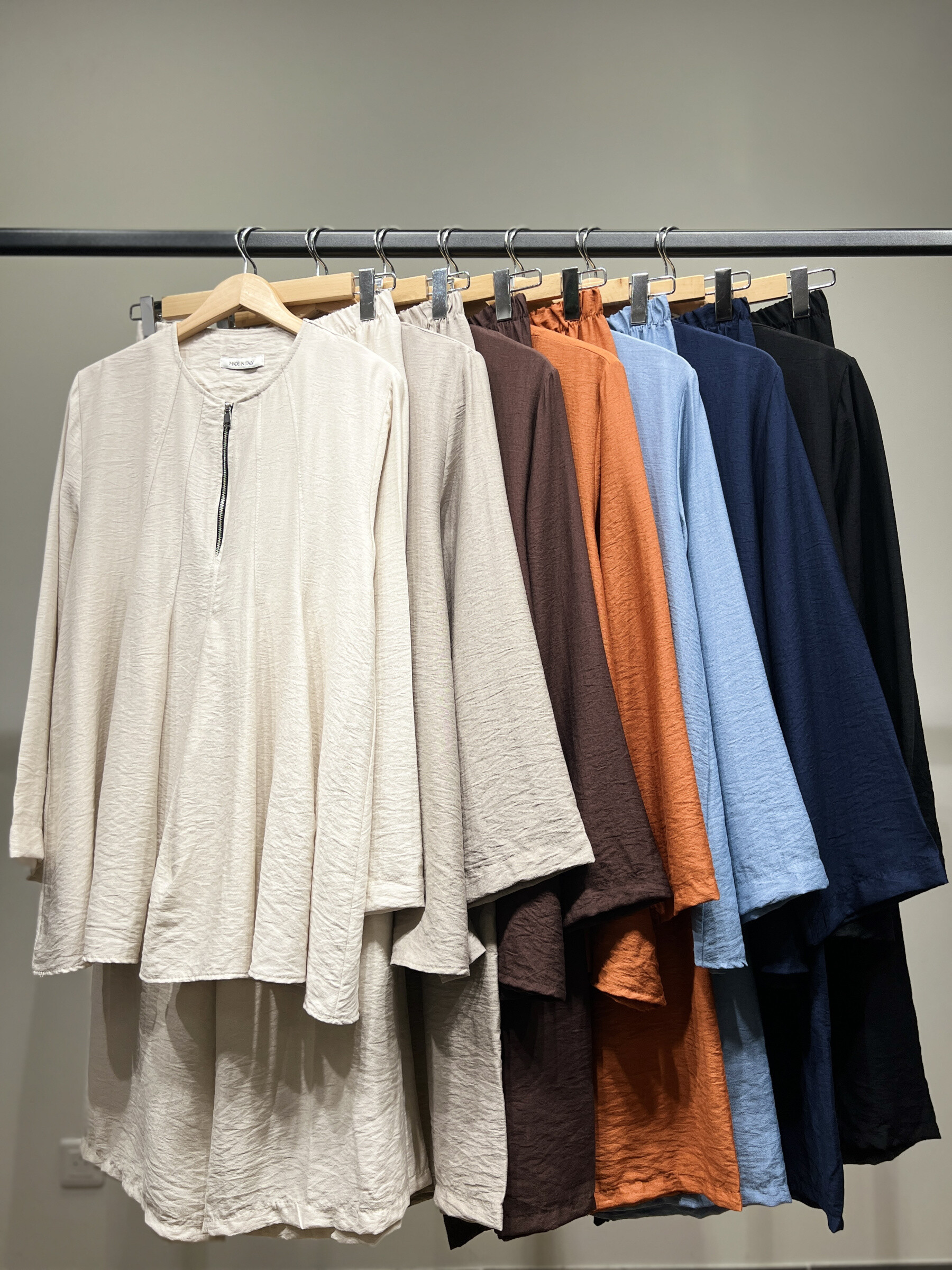 Großhändler L'Emotion - Top & Hose Set mit Reißverschluss und plissiertem Kragen aus Viskose-Nylon