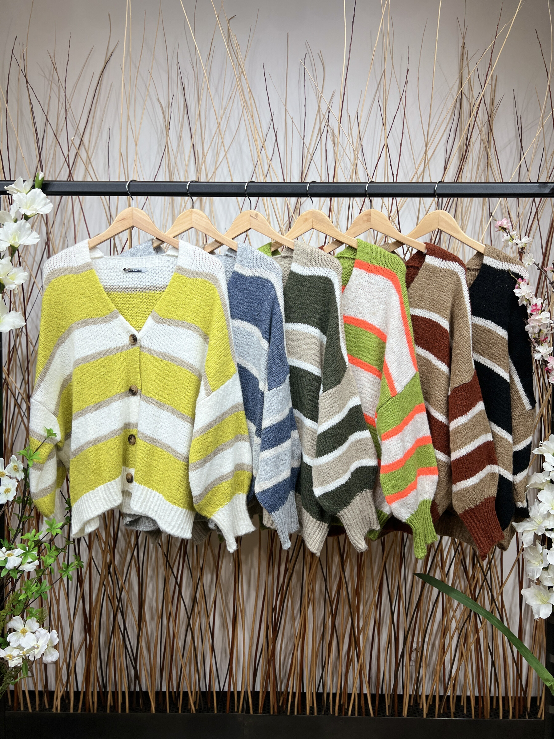 Grossiste L'Emotion - Cardigan Mailles Fines Rayures Boutonné Bords-Côtes