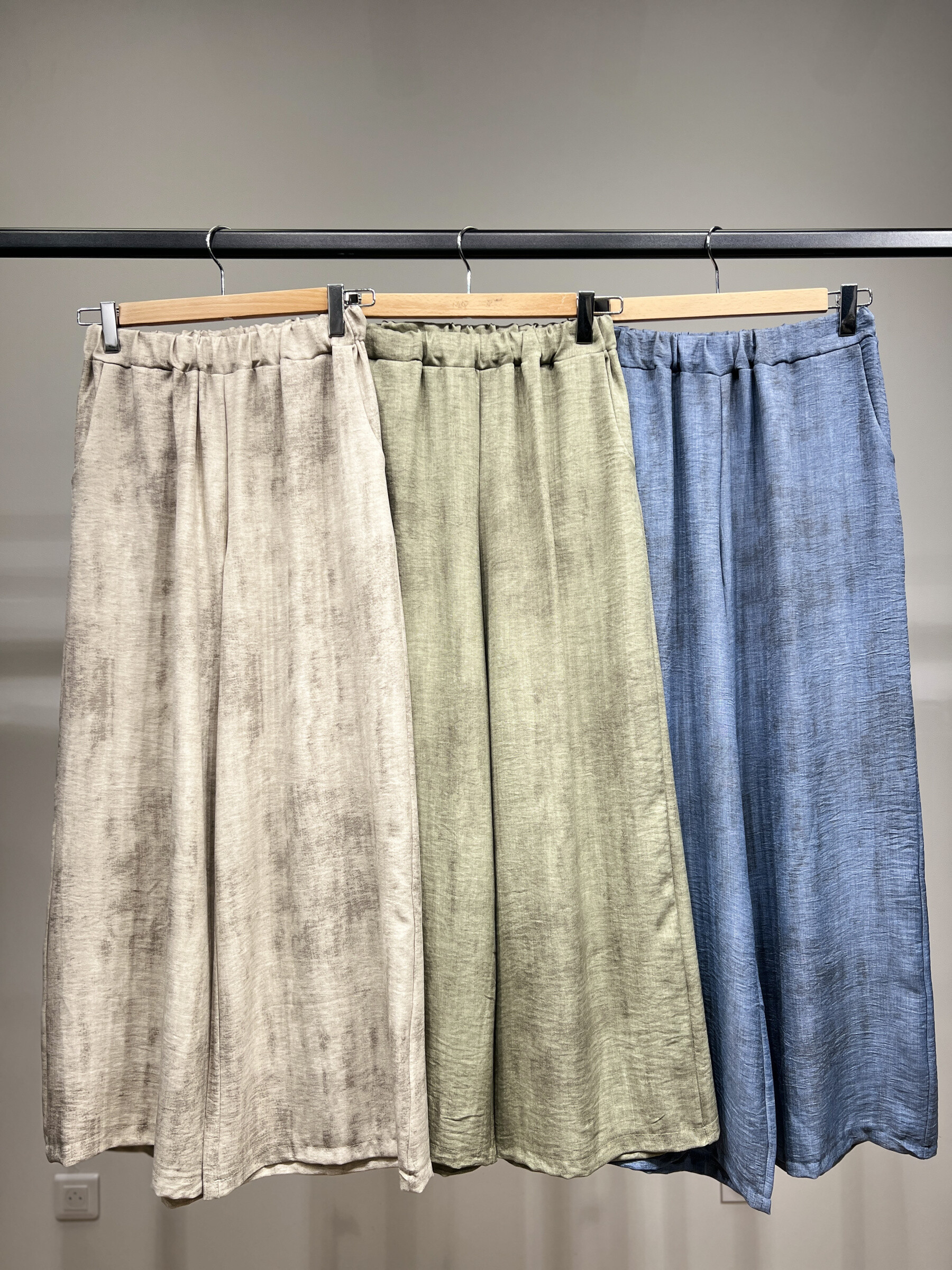 Wholesaler L'Emotion - Light light pants straight cut elastic size 100% polyester pockets