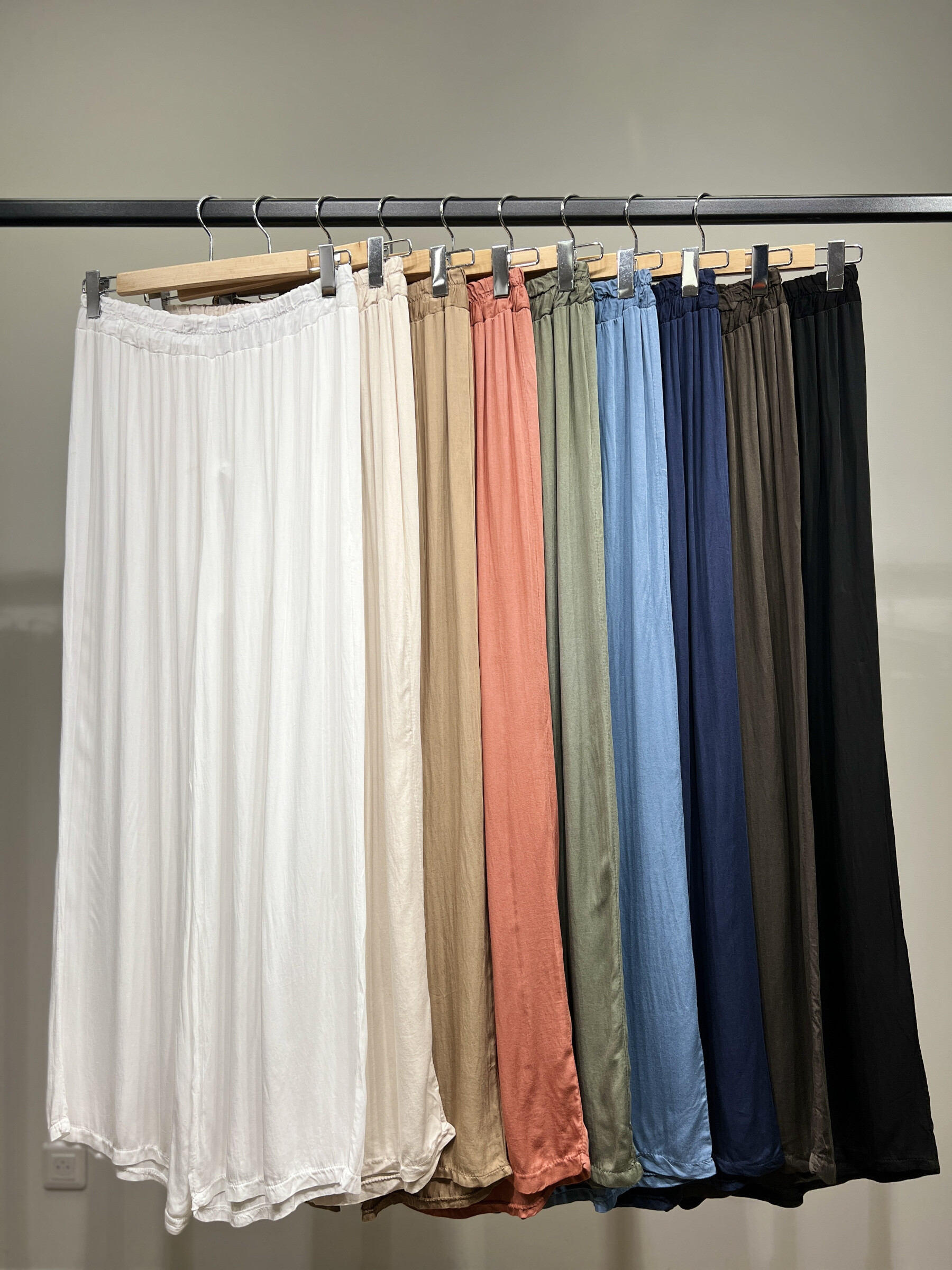 Grossiste L'Emotion - Pantalon Fluide Large à Taille Élastique 100% Viscose Taille 38-44