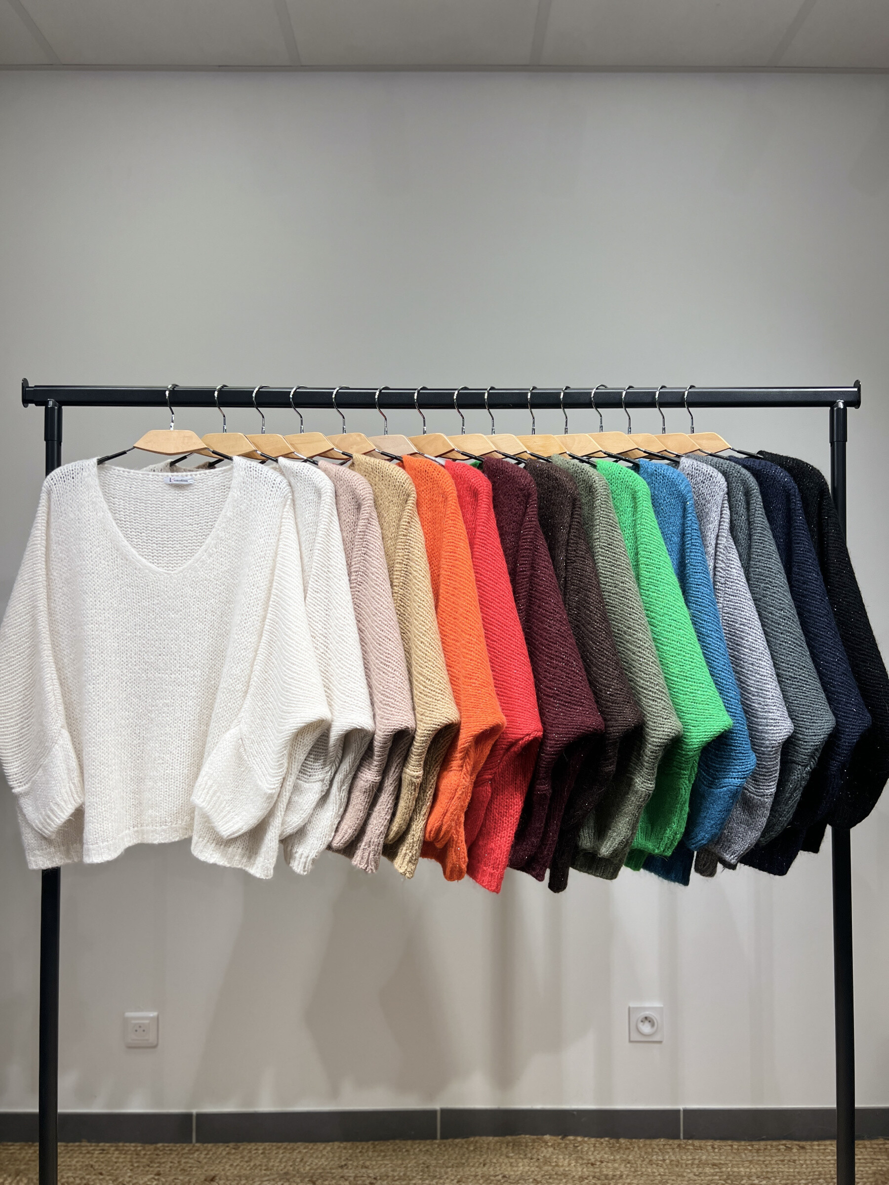 Wholesaler L'Emotion - Large Knit Long Sleeve Sweater Lurex 60% Mohair/Virgin Wool Size 38-48
