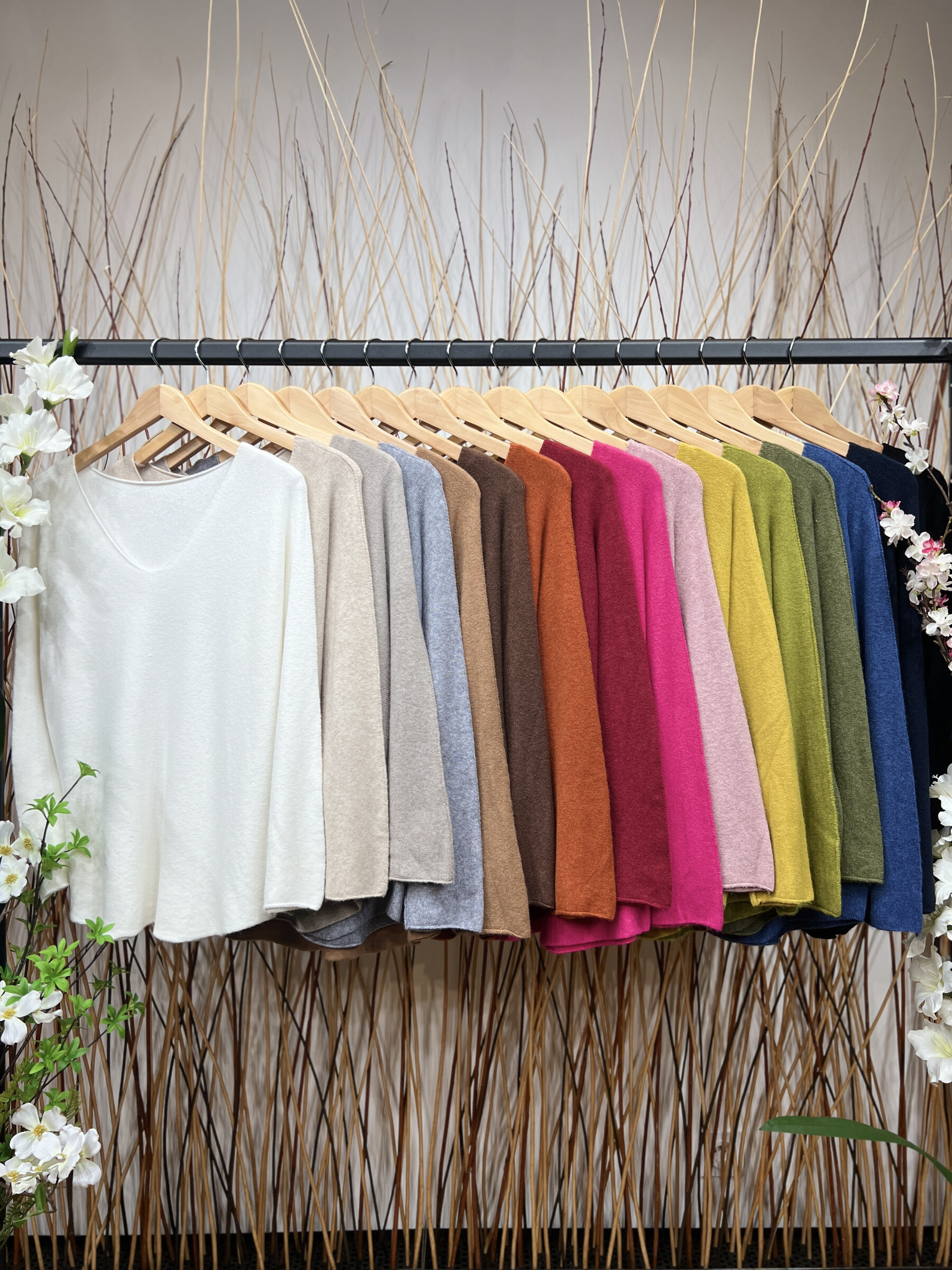 Wholesaler L'Emotion - Long sleeve shot sweater V viscose size 36-46