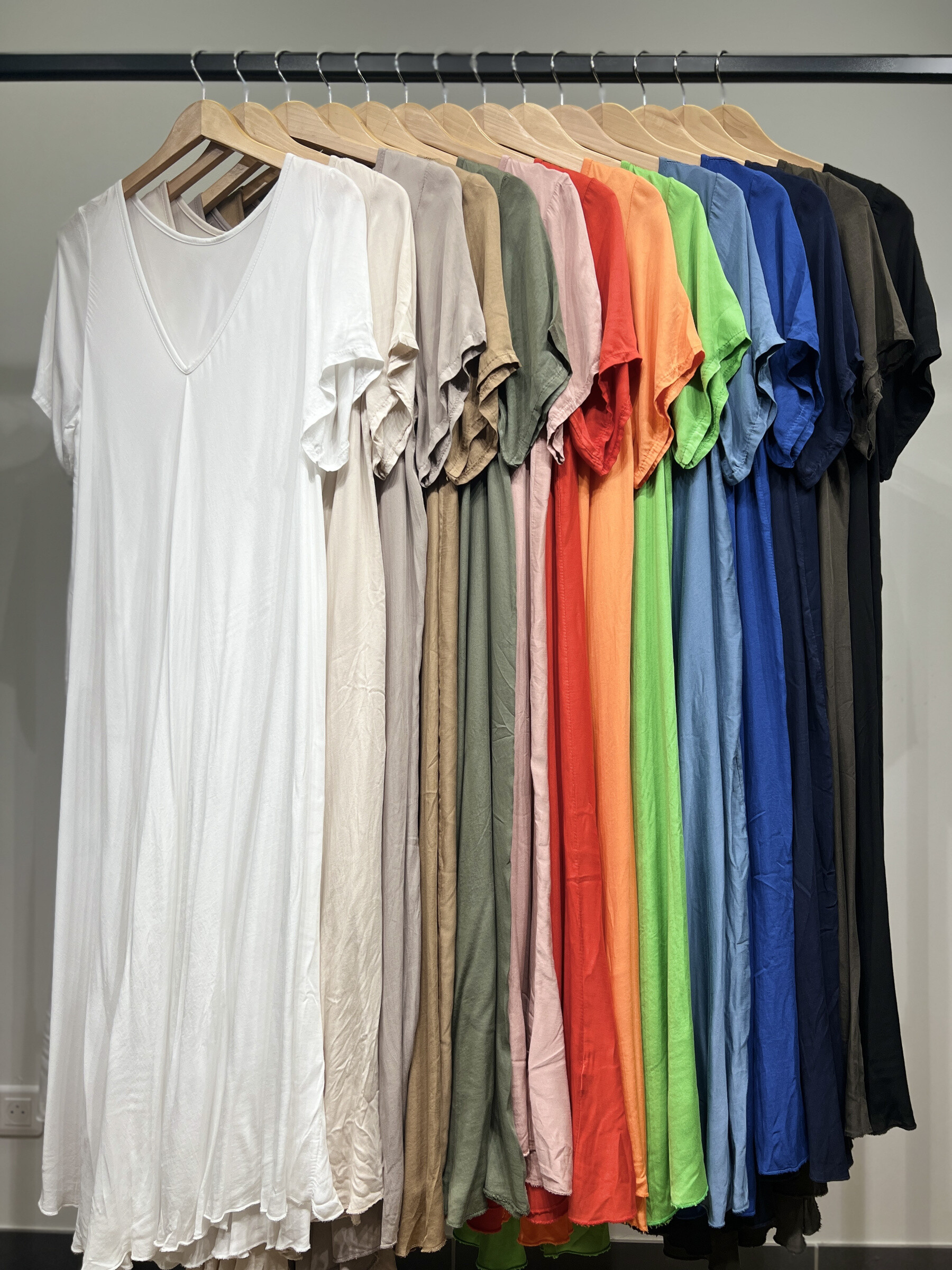 Grossiste L'Emotion - Robe Évasée Col V Manche Courte Maxi 100% Viscose Taille 36-48