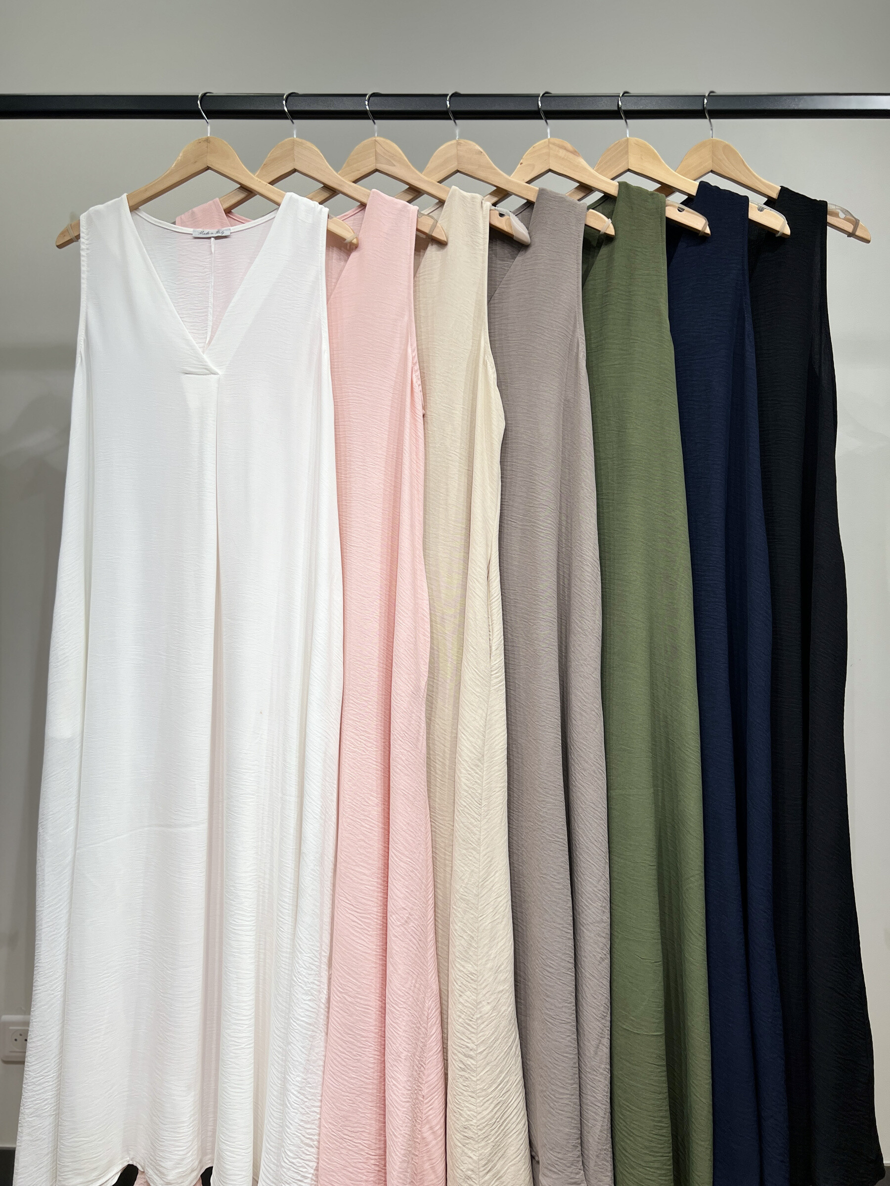 Grossiste L'Emotion - Robe Débardeur Maxi Col V Taille Élastique Au Dos Taille 36-44