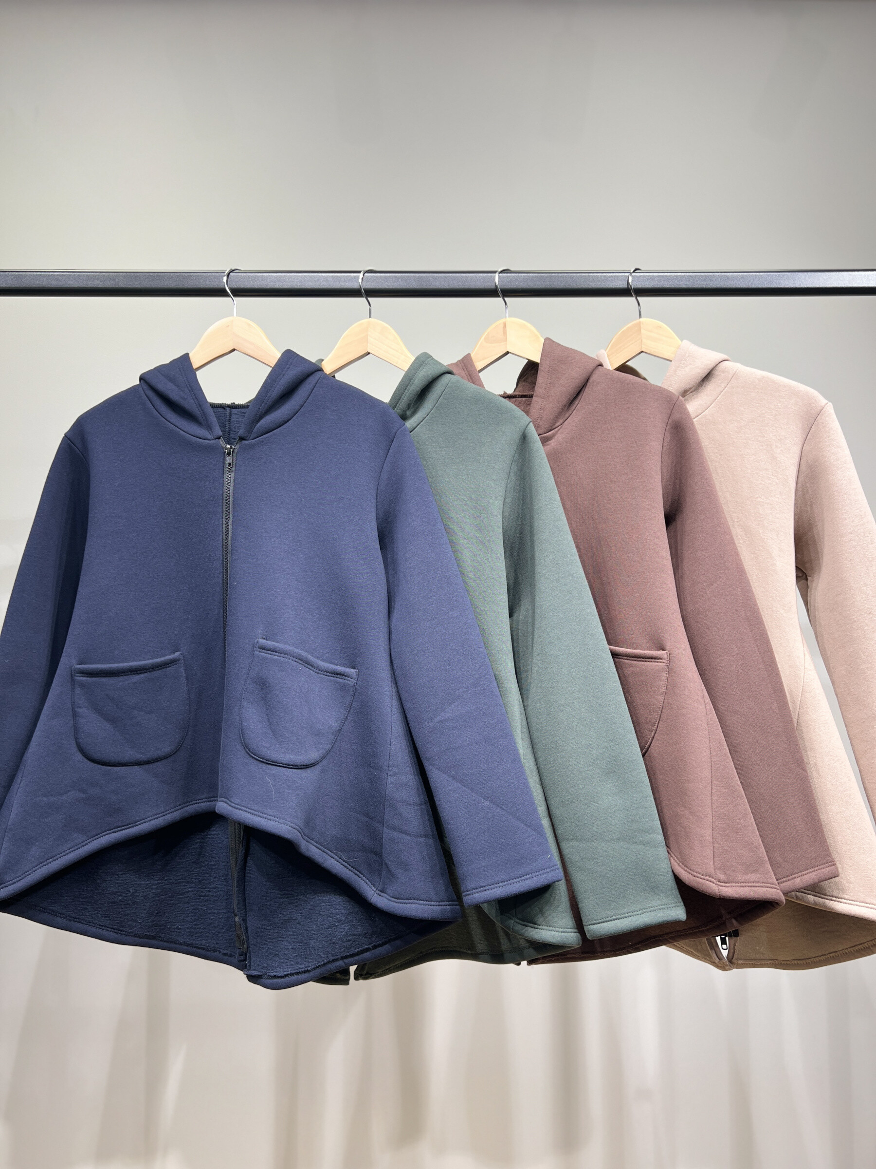 Wholesaler L'Emotion - Flared zipped hoodie opening zipped backpap 100% cotton size 36-42