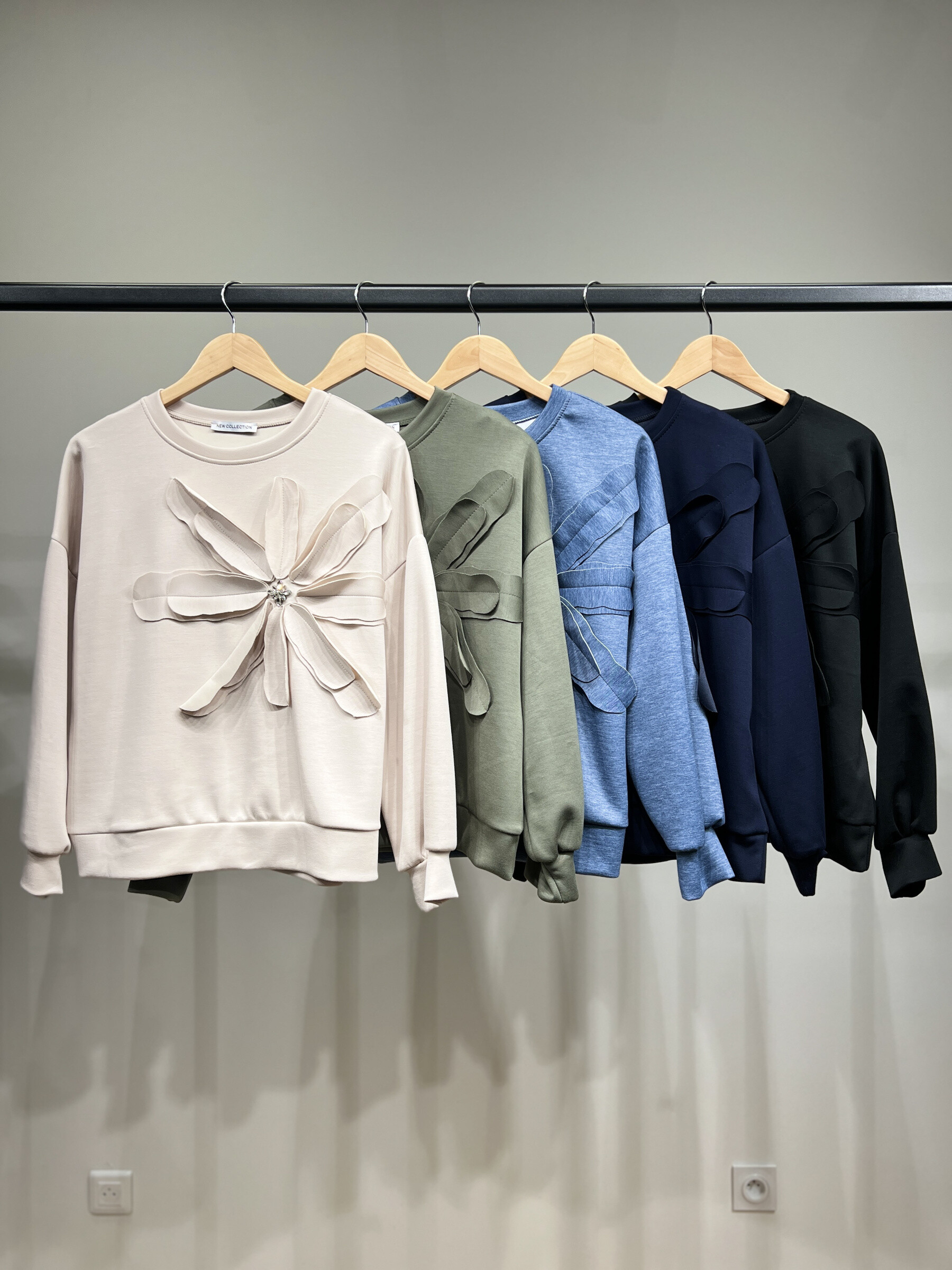 Wholesaler L'Emotion - Chinese sweatshirt sewn flower jewelry viscose/elastane size 36-44