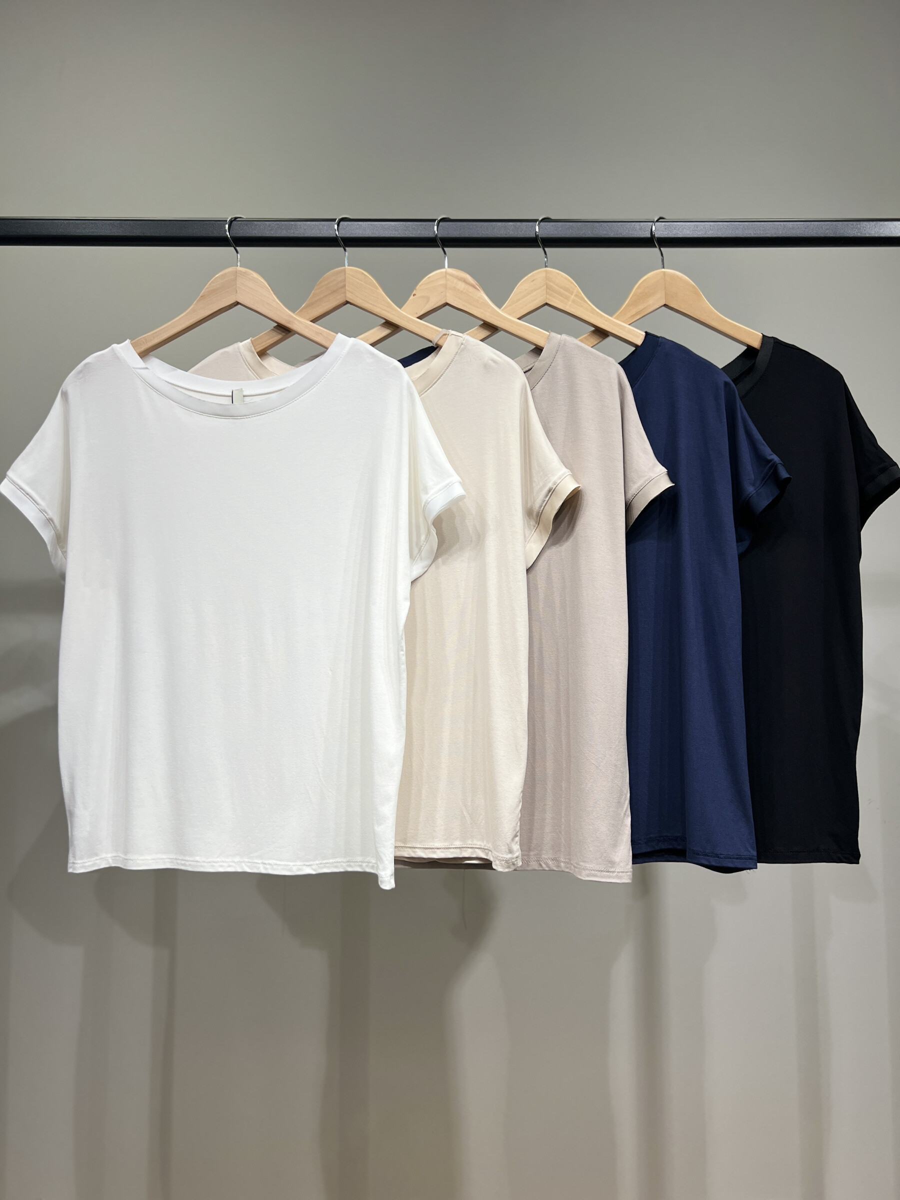 Grossiste L'Emotion - T-Shirt Manche Courte Effet Satiné Encolures Doublés Taille 38-44