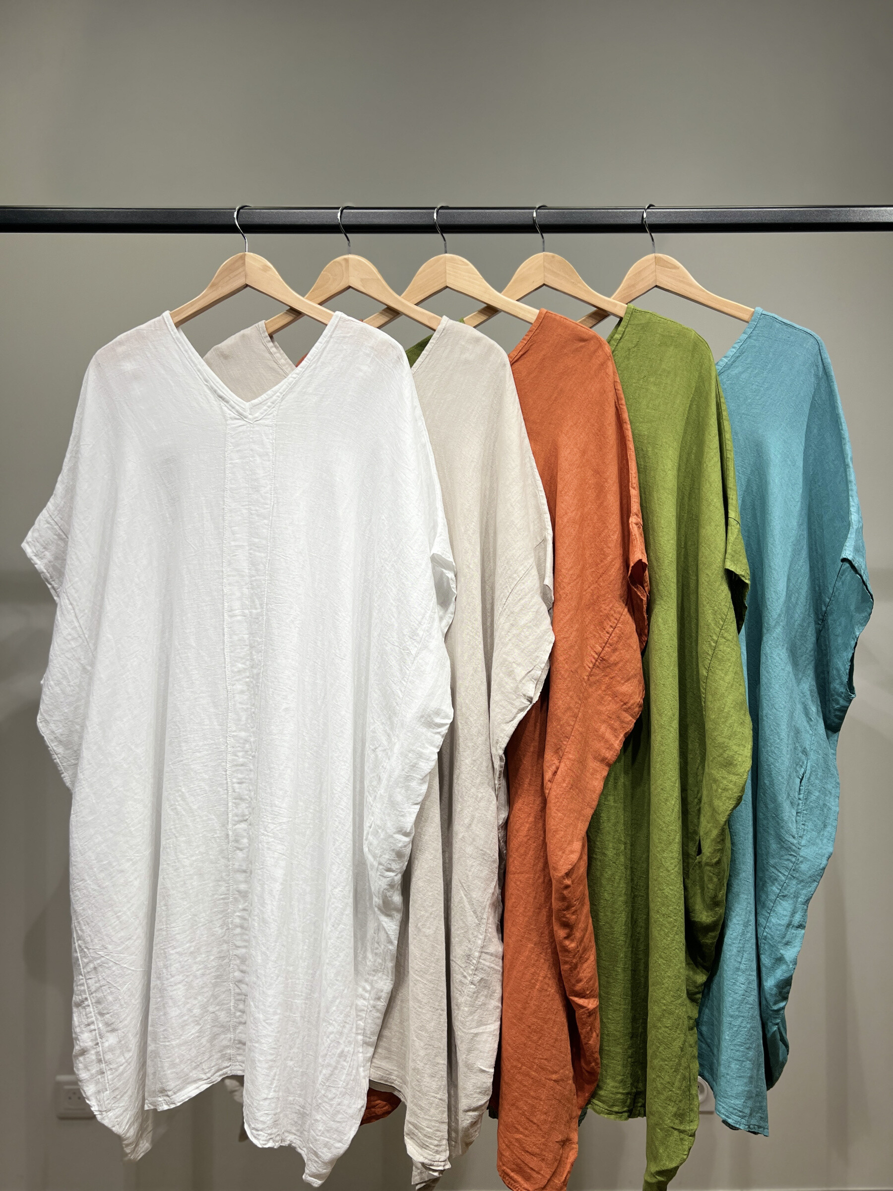 Wholesaler L'Emotion - Large tunic V-neck Bald handle 100% linen size 38-52