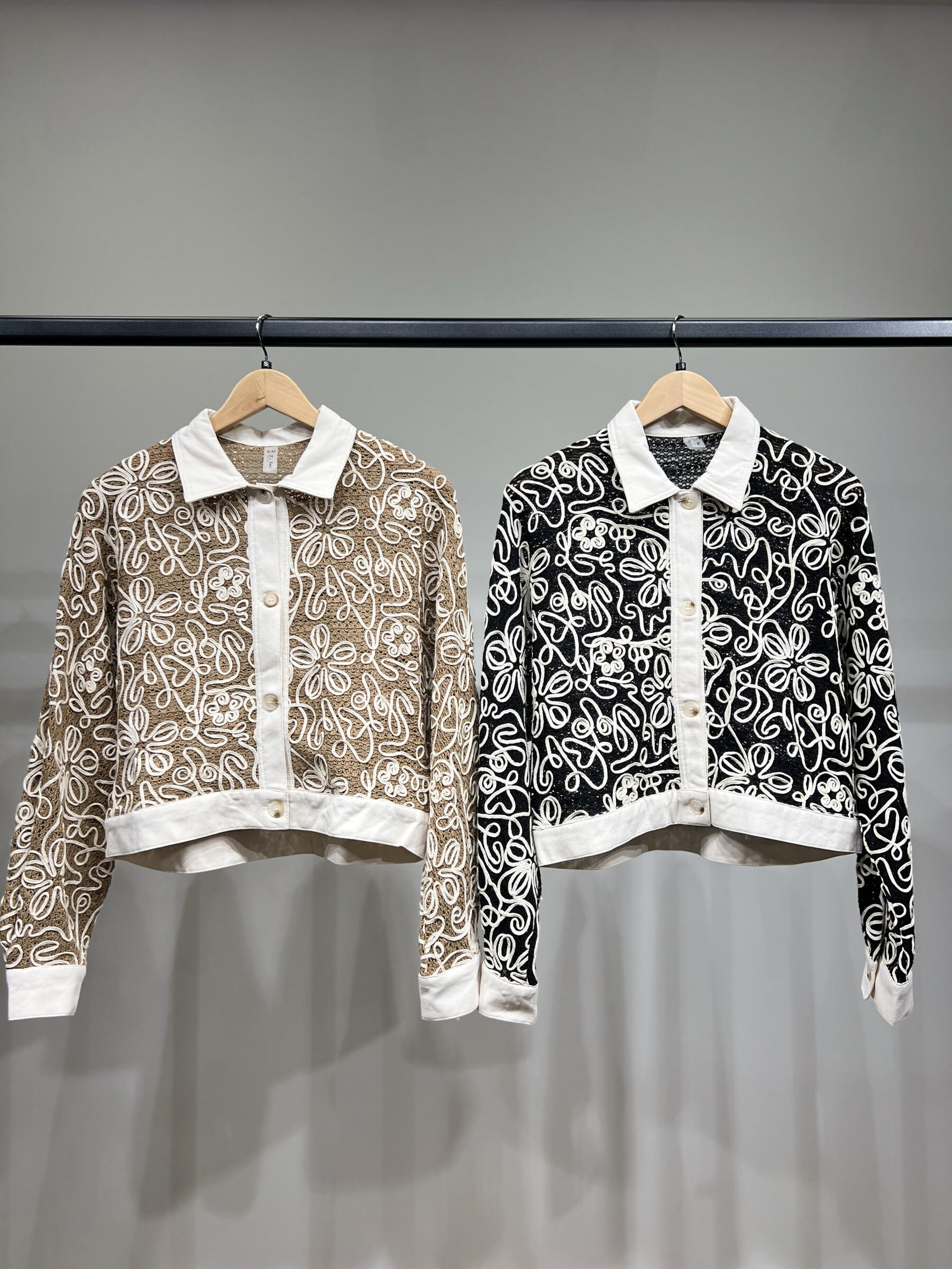 Wholesaler L'Emotion - CROPPED CROPPED COLD SHIRCE MOTIBLE BUTTLE BUTTLE ENGRODE PATERNE FLOWER CLUTE S-M