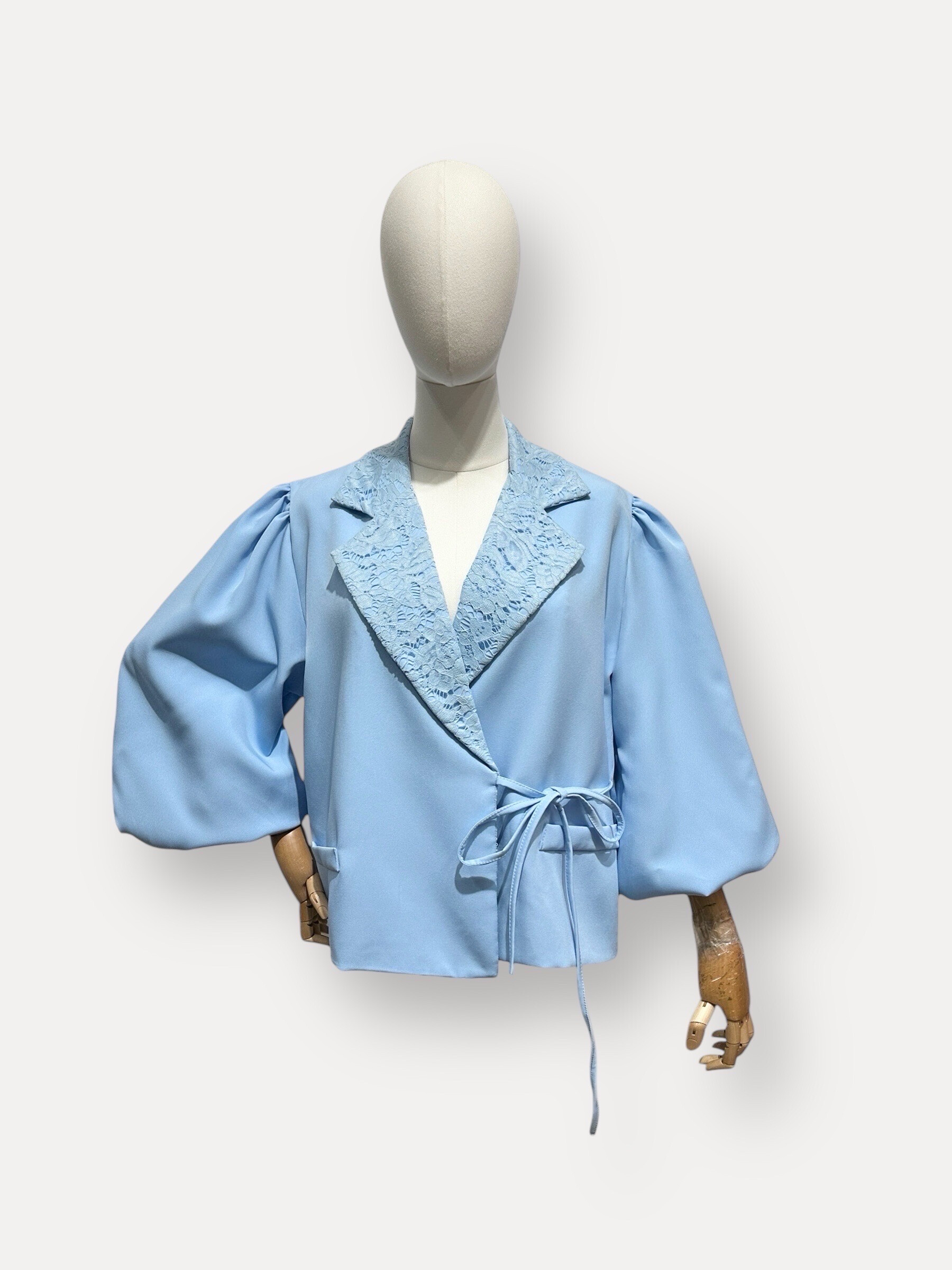 Grossiste L'ESSENTIEL - Veste Courte Blazer Cache Coeur À Manches 3/4 Avec Col En Dentelle