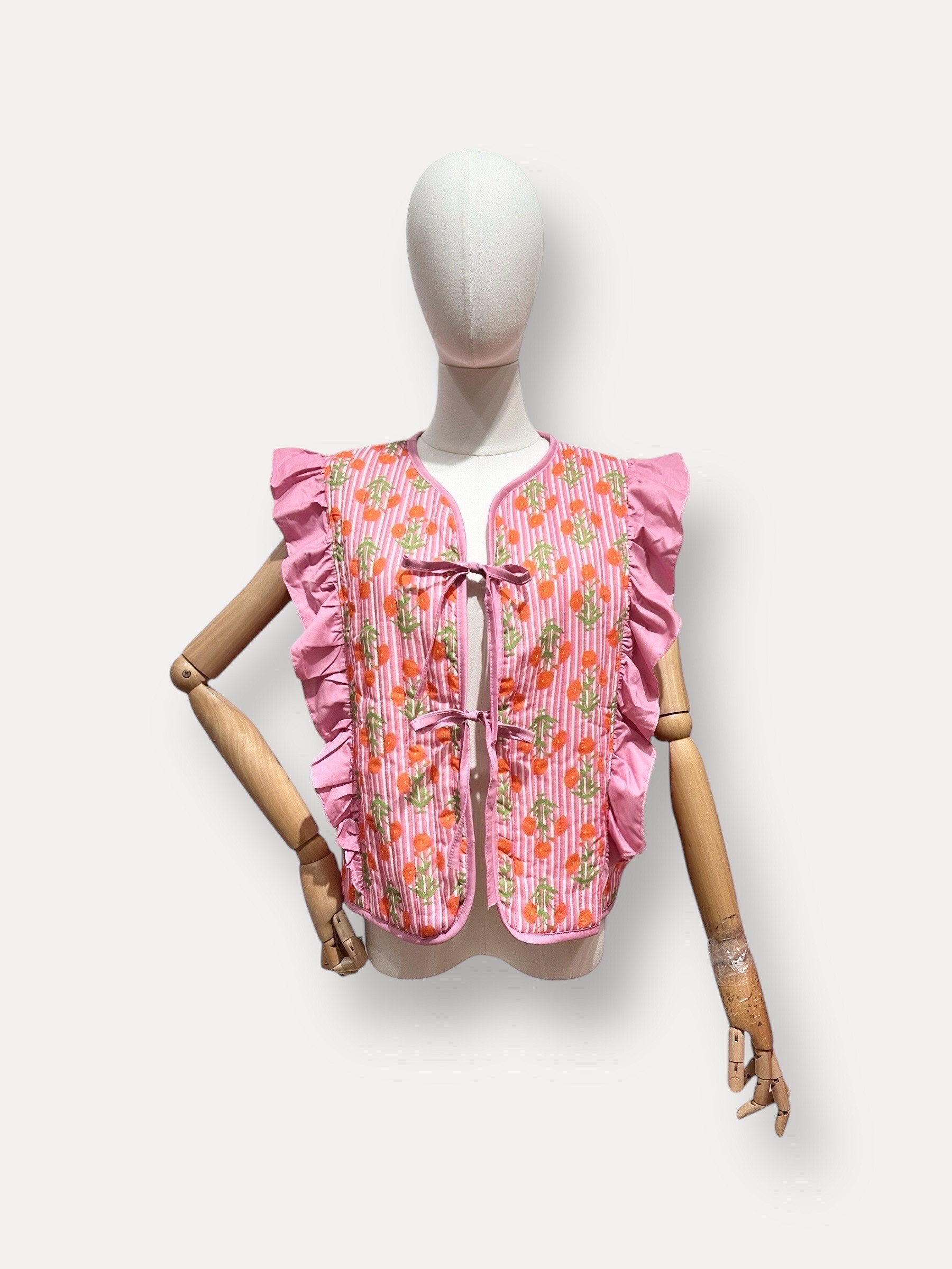 Grossista L'ESSENTIEL - Gilet Imbottito Senza Maniche con Balze e Stampa Floreale da Annodare