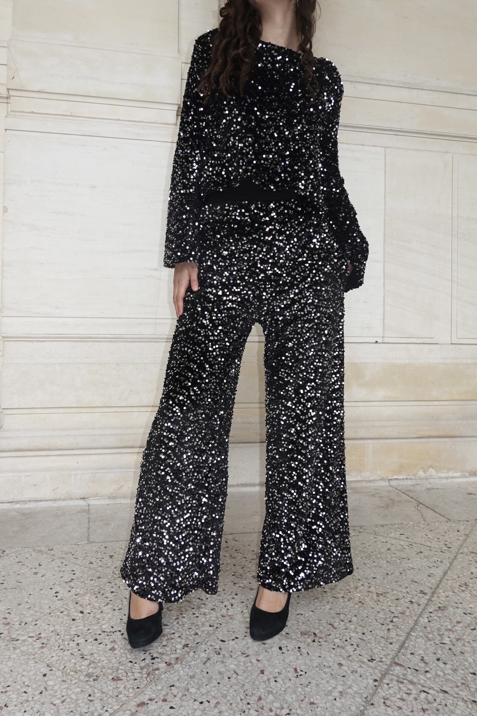 Grossista L'ESSENTIEL - Pantaloni a zampa di DAISY con vita alta in velluto ricamato con paillettes