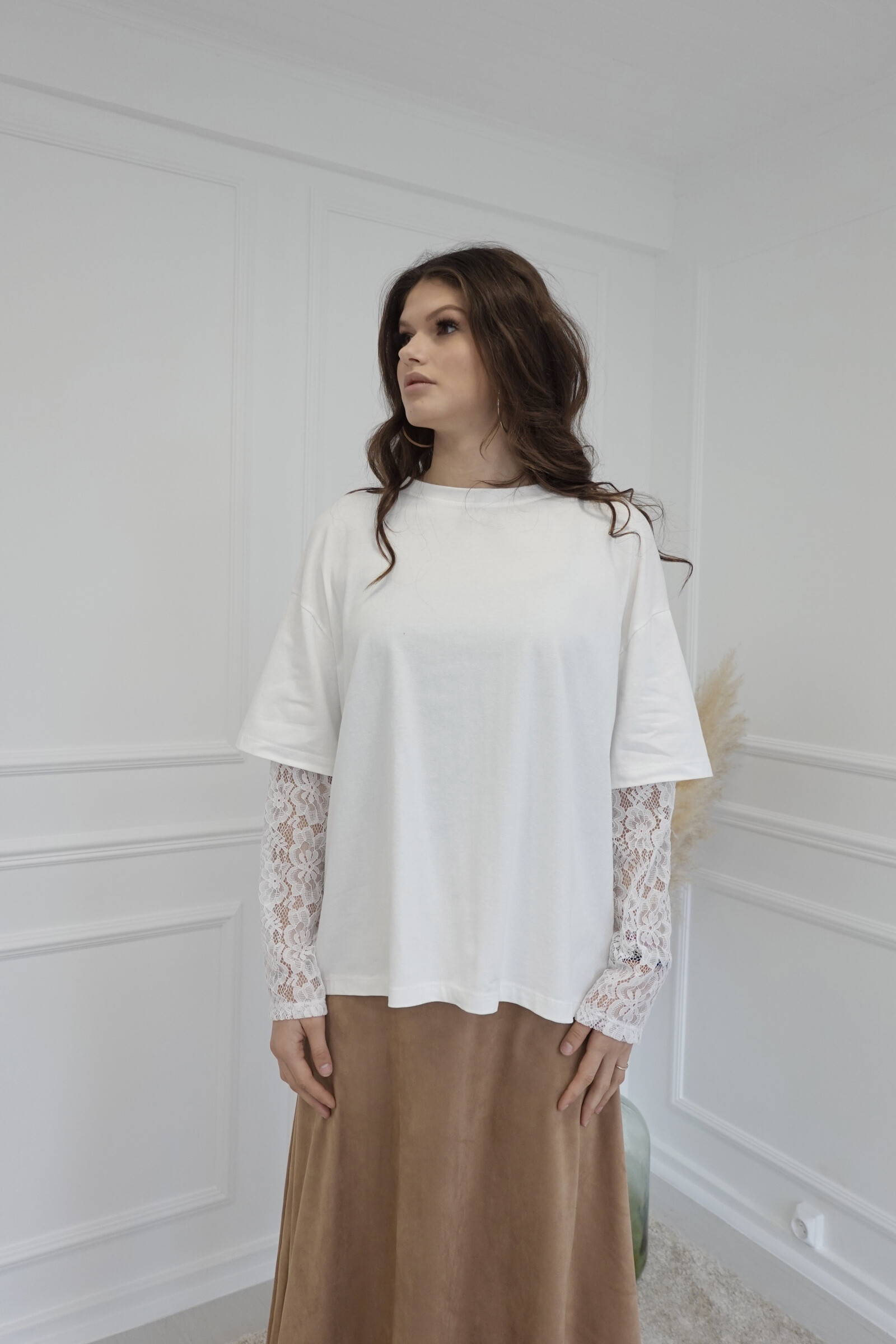 Großhändler L'ESSENTIEL - NOÉMIE Oversize-Basic-T-Shirt mit Spitzenärmeln