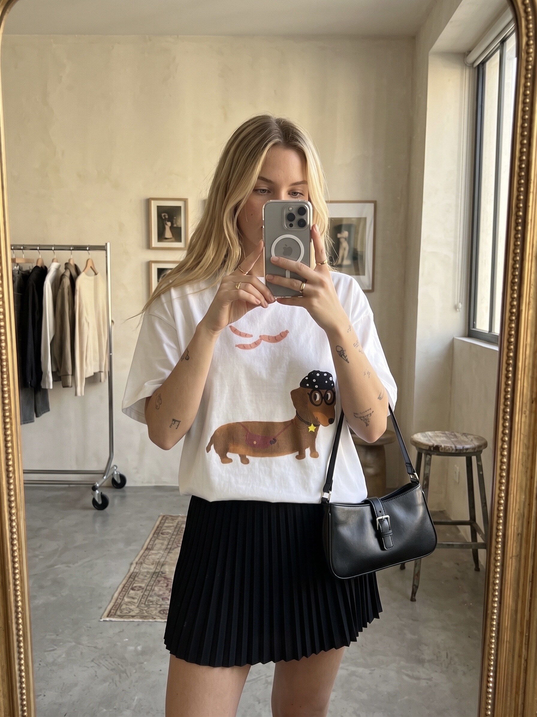 Großhändler L'ESSENTIEL - Kurzarm-Rundhals-T-Shirt mit Dackel-Print vorne