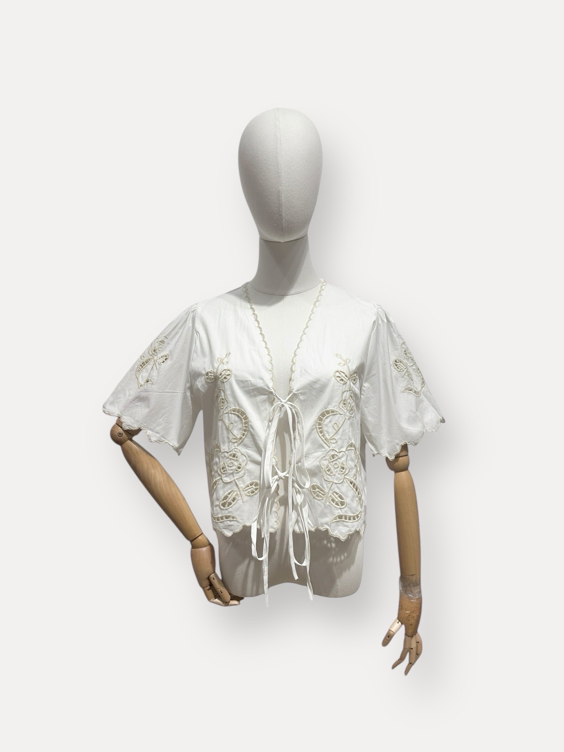 Wholesaler L'ESSENTIEL - Top open to short sleeves with embroidery pattern and lettuce borders