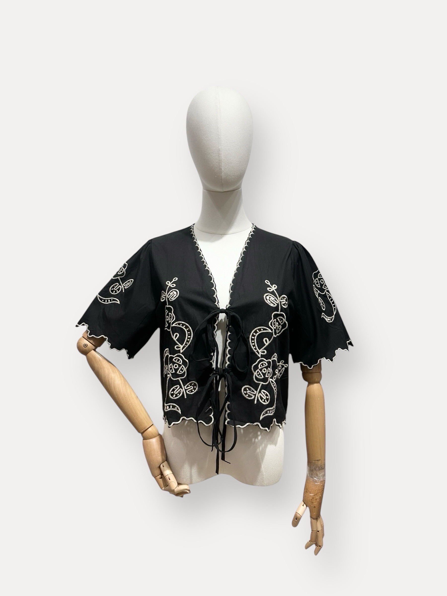 Wholesaler L'ESSENTIEL - Top open to short sleeves with embroidery pattern and lettuce borders