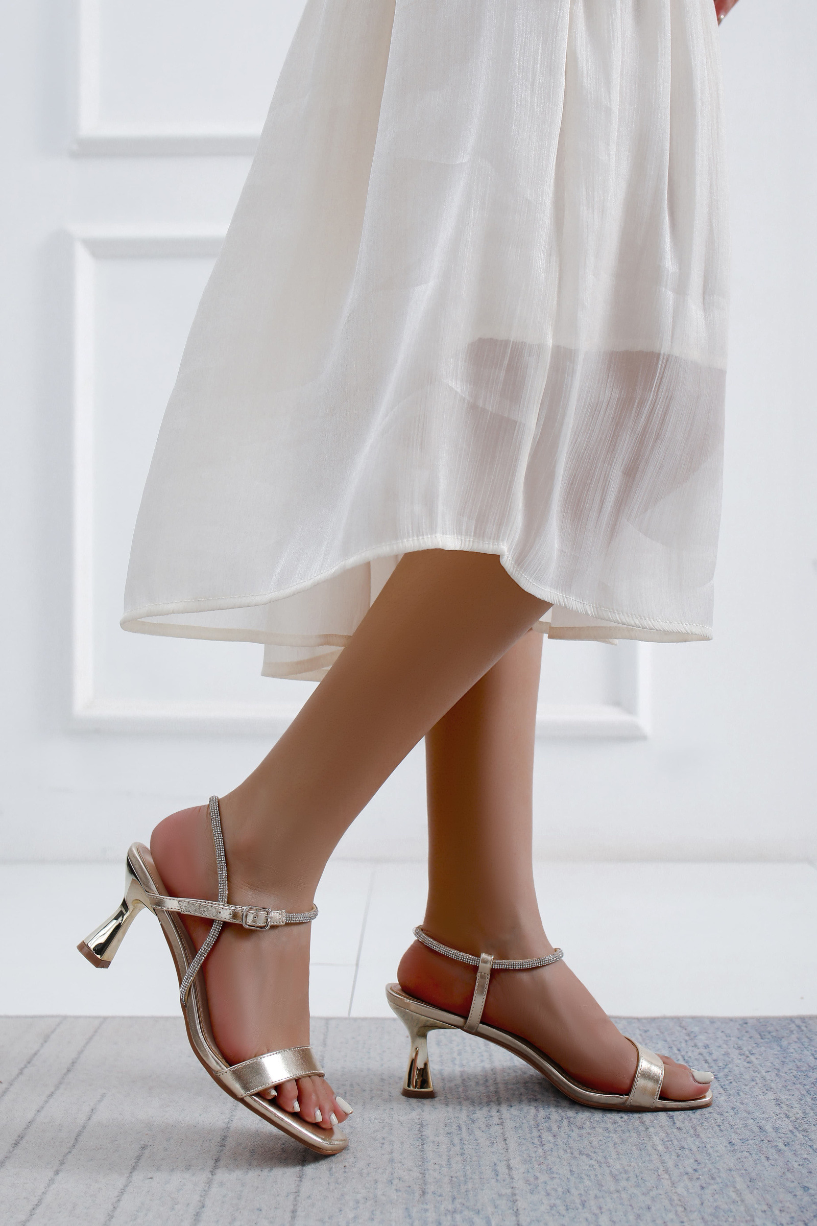 Grossiste La Bottine souriante - Sandales petit talon avec des brides