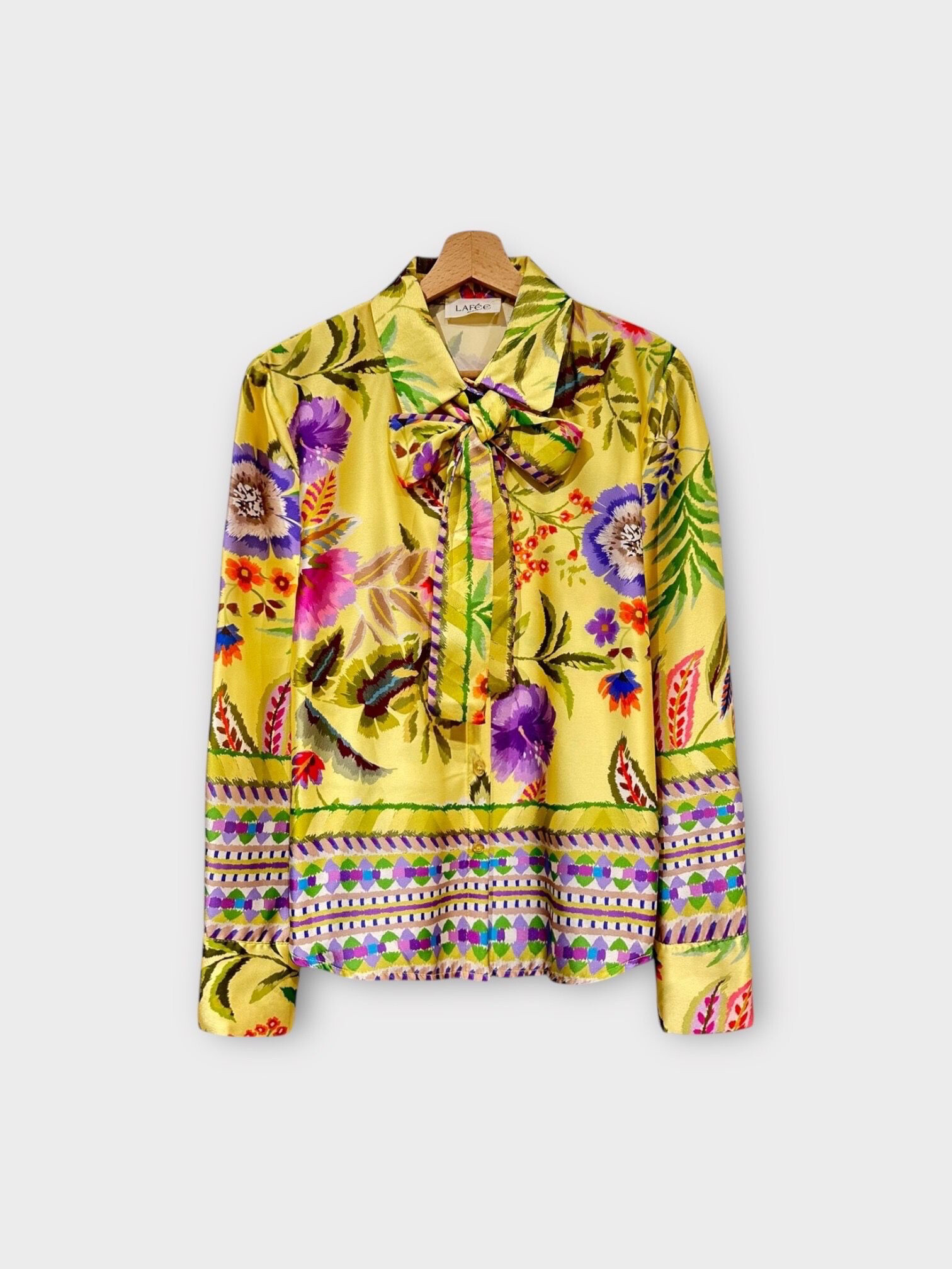 Grossiste LAFÉEROSE - Chemise blouse fluide col lavallière noeuds à nouer imprimé fleuri effet soie
