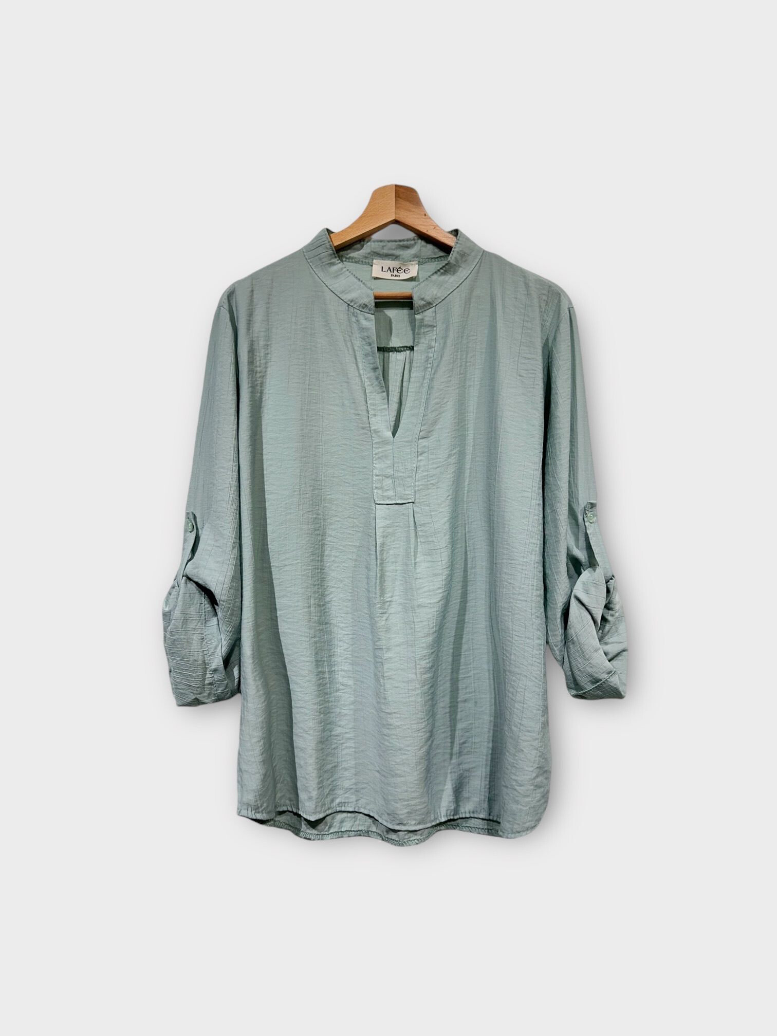 Grossiste LAFÉEROSE - Chemise blouse en viscose texturé fluide col tunisien et manches retroussables
