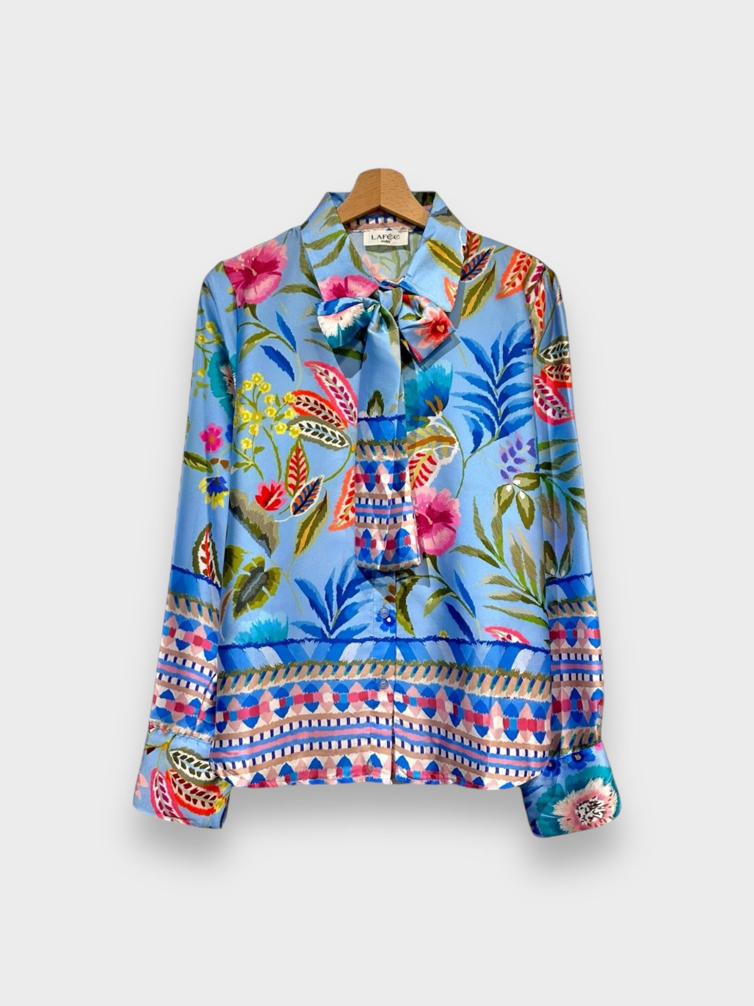 Grossiste LAFÉEROSE - Chemise blouse fluide col lavallière noeuds à nouer imprimé fleuri effet soie