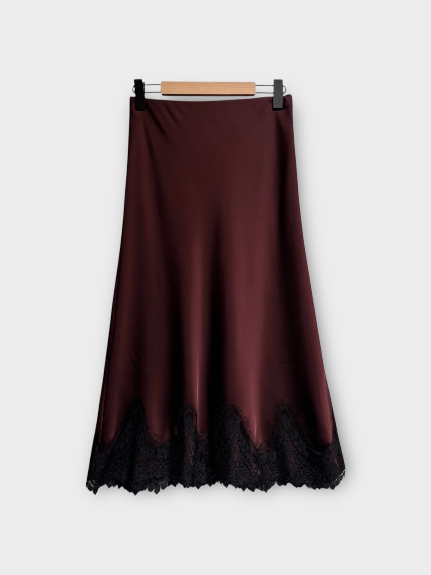 Jupe fluide en satin dentelle coupe évasée - Longueur environ 81 cm- Taille unique du 36 au 40 (taille élastique)- Fabriqué en Italie Flowy satin and lace skirt with a flared cut- Length approximately 81 cm- One size fits sizes 36 to 40 (elasticated waist)- Made in Italy