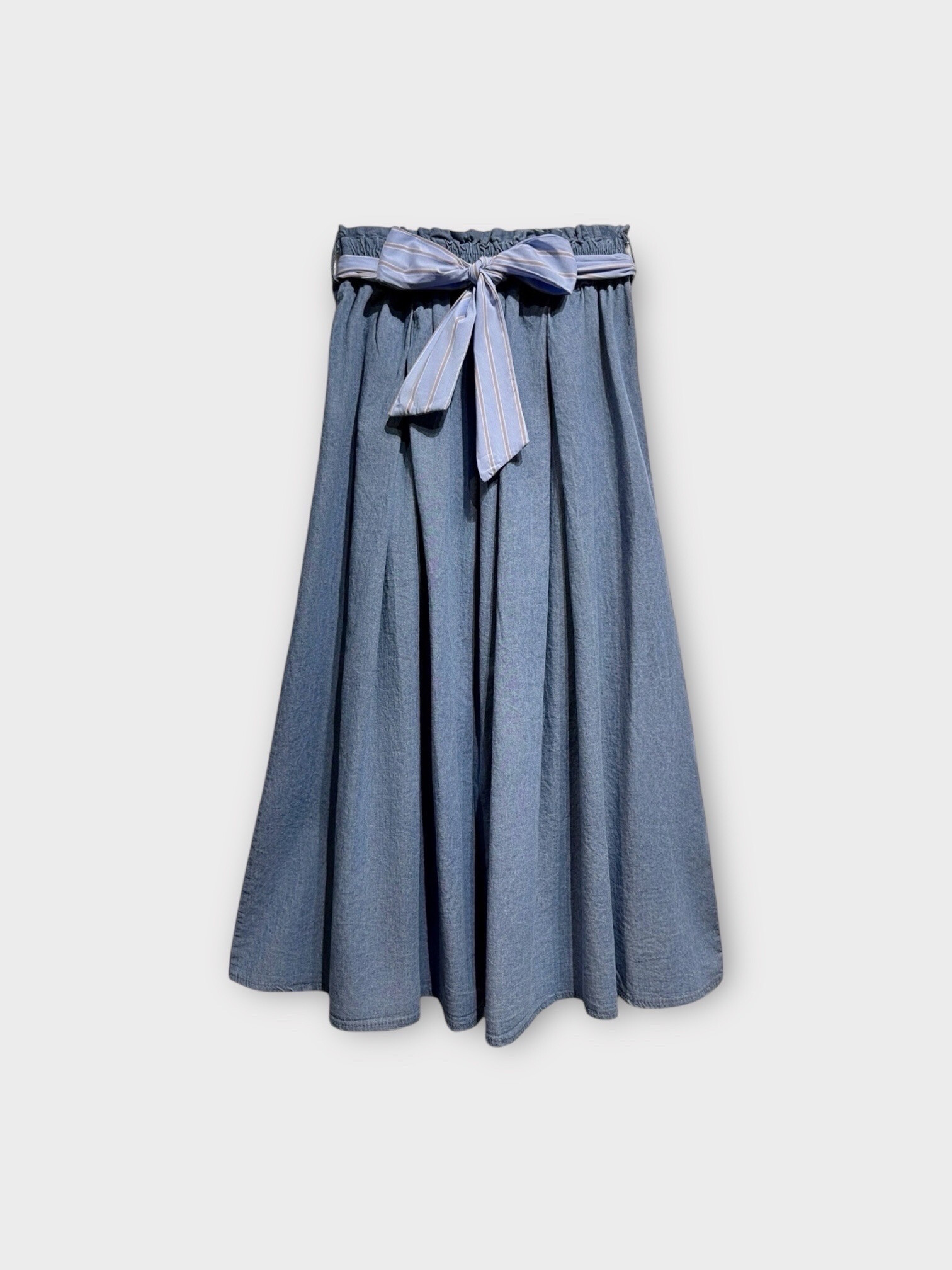 Grossista LAFÉEROSE - Gonna di cotone in denim lungo unita, svasata e cintura per legare - stile bohémien