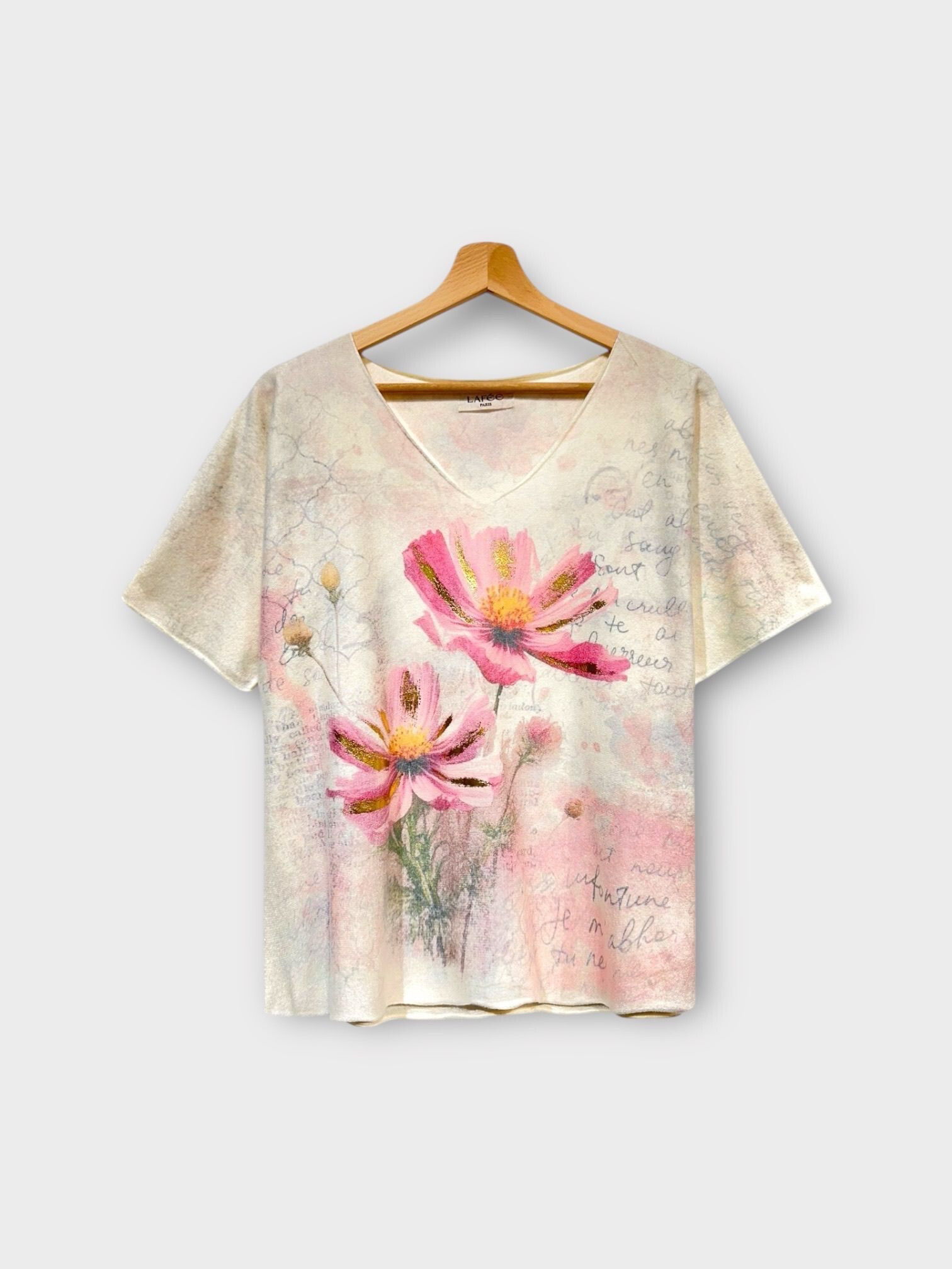 Grossiste LAFÉEROSE - Pull t-shirt en viscose évasé imprimé fleurs et écritures col V manches courtes