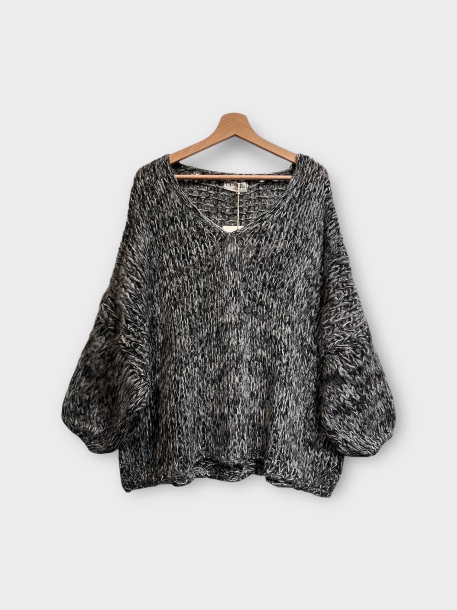 Pull en mélange de laine et viscose oversize col V manches longues - Taille unique du 36 au 44- Fabriqué en Italie Oversized V-neck, long-sleeved sweater in a wool and viscose blend- One size fits sizes 36 to 44- Made in Italy