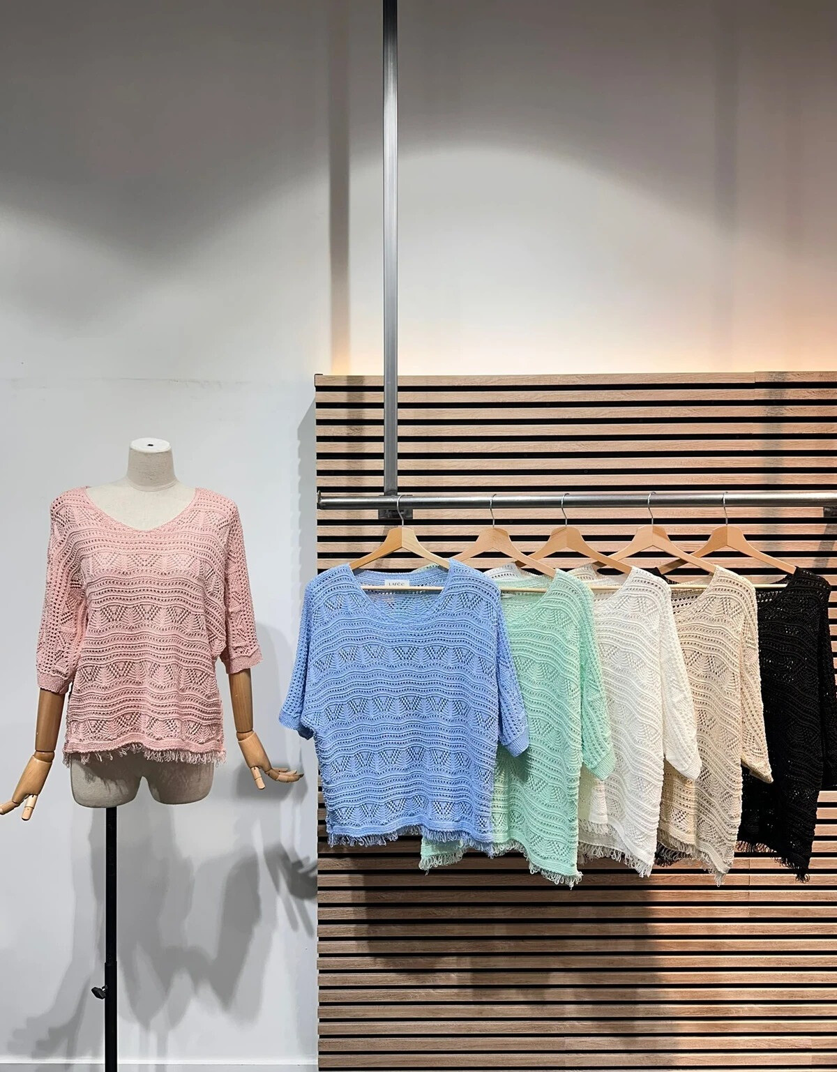 Großhändler LAFÉEROSE - Häkelkette Strickweste mit einem Pompom Sticketailetaste