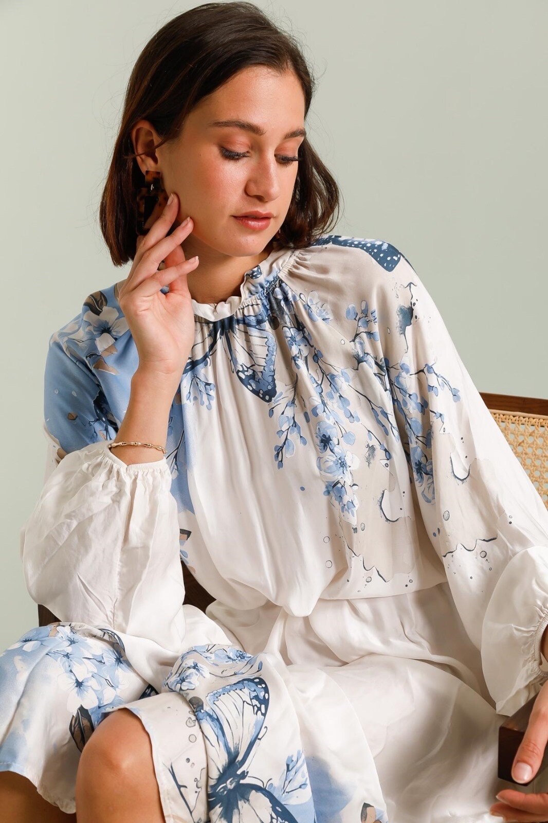 Großhändler LAFÉEROSE - Langes Kleid 100% Satin Viskose bedruckte Blumen und Schmetterlinge - Romantik