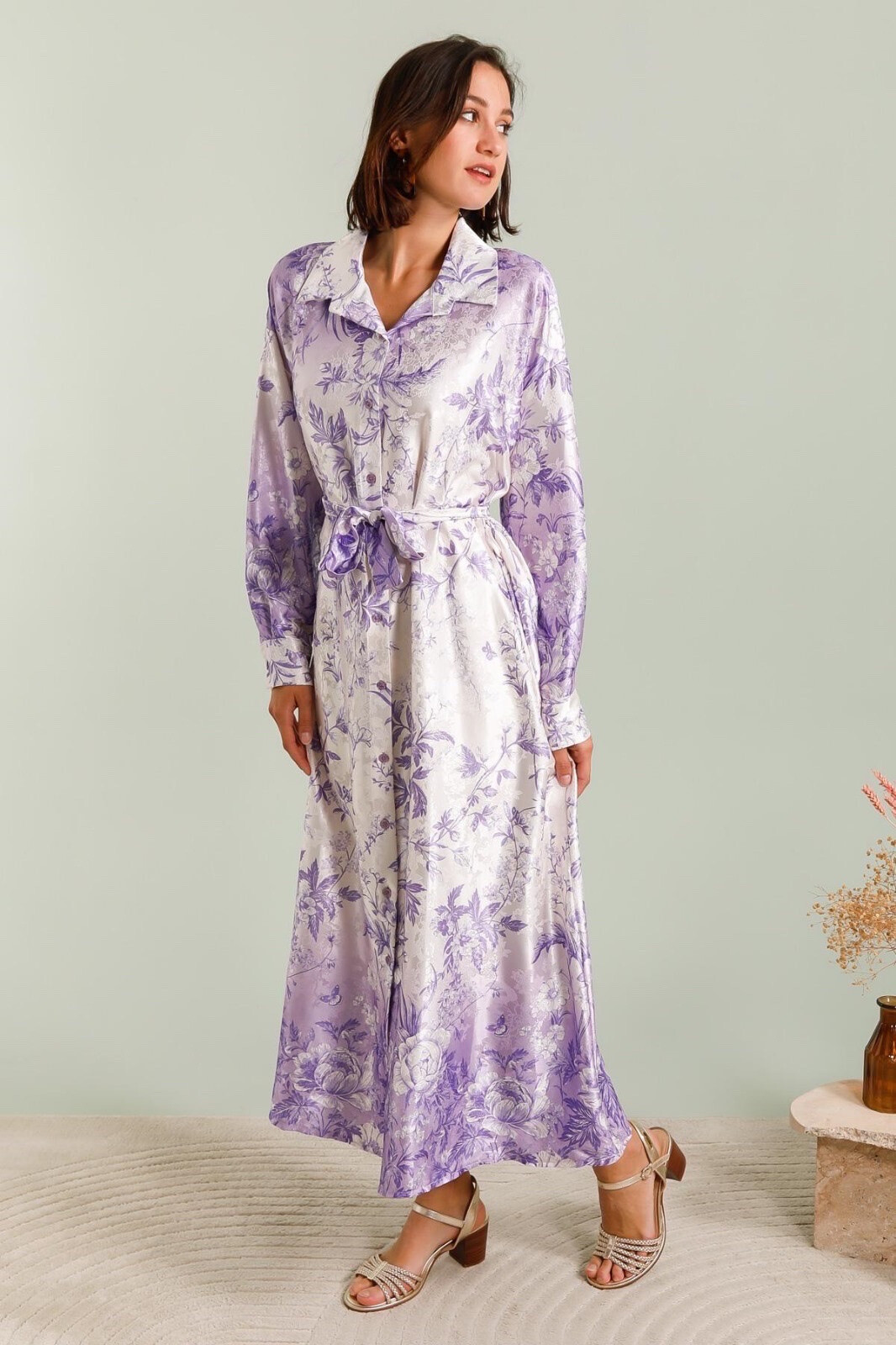 Großhändler LAFÉEROSE - Langes Schlüsselflüssigkeitskleid und Fleuri Satindruck - eleganter Chic