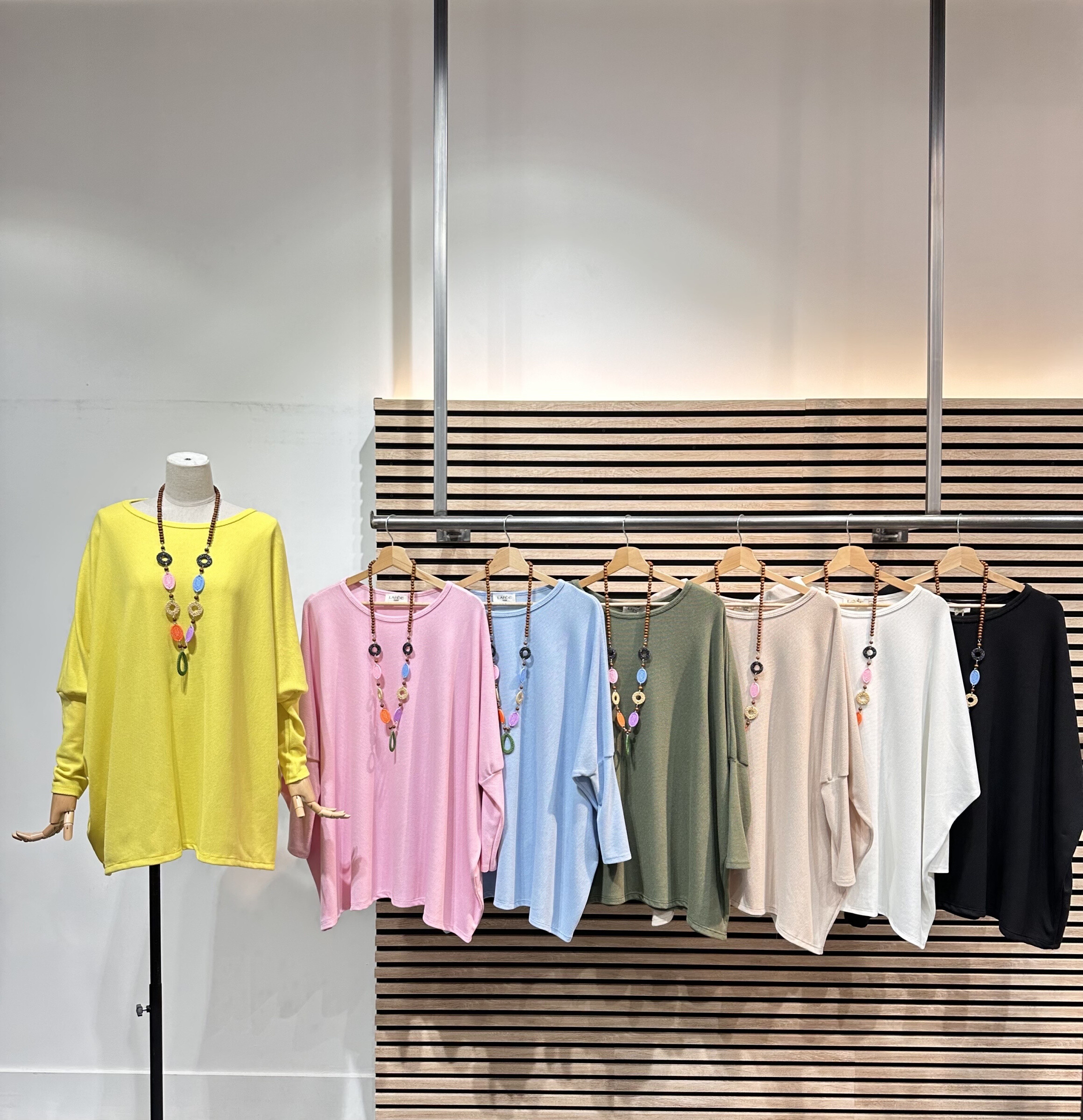 Grossista LAFÉEROSE - Top oversize fluido in maniche lunghe a collo rotondo viscoso con collana colorata