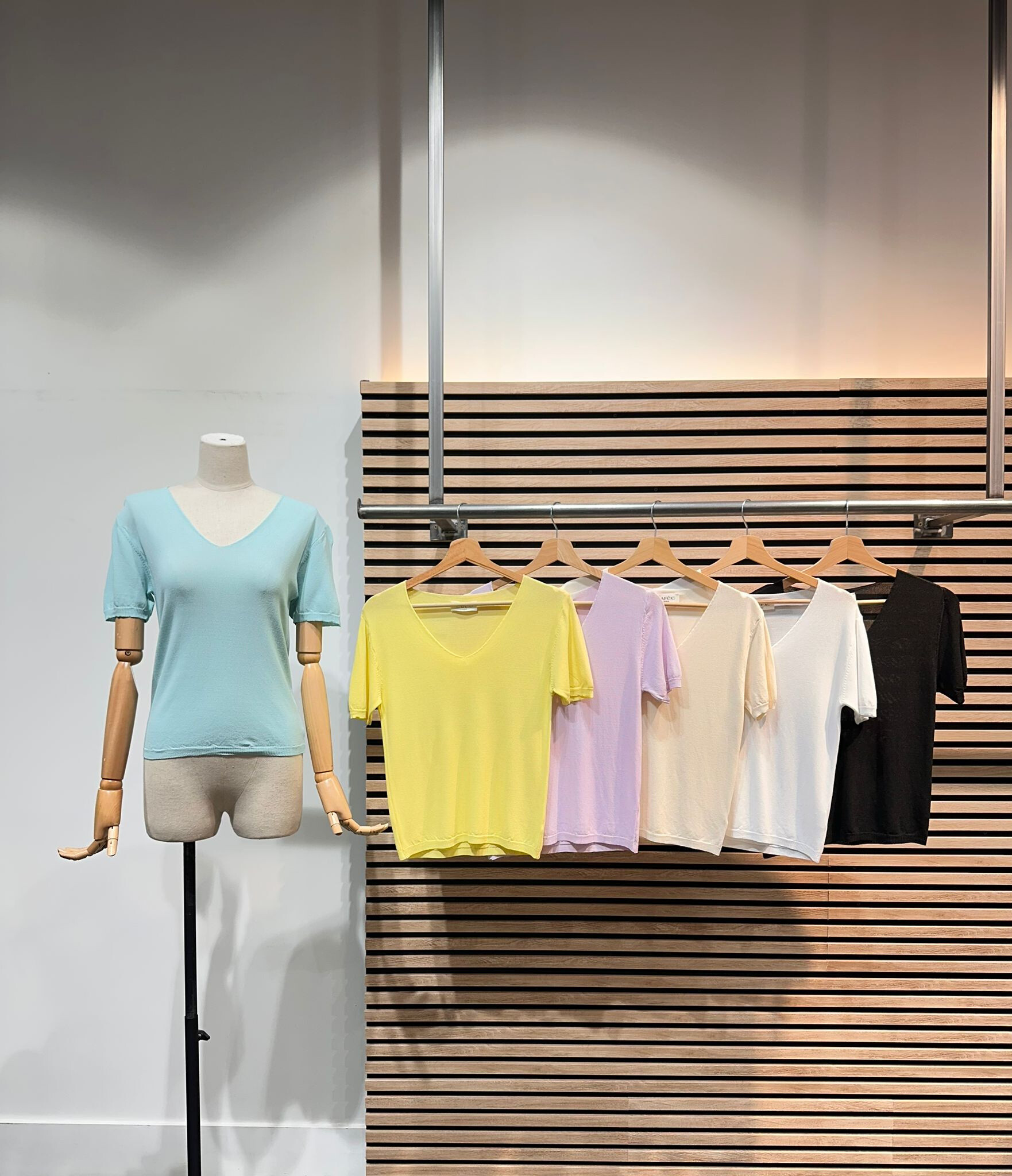 Großhändler LAFÉEROSE - Top -Tanktoberteil der leichten Flüssigkeit in Viskose V -Neck V -Neck mit strukturiertem Muster