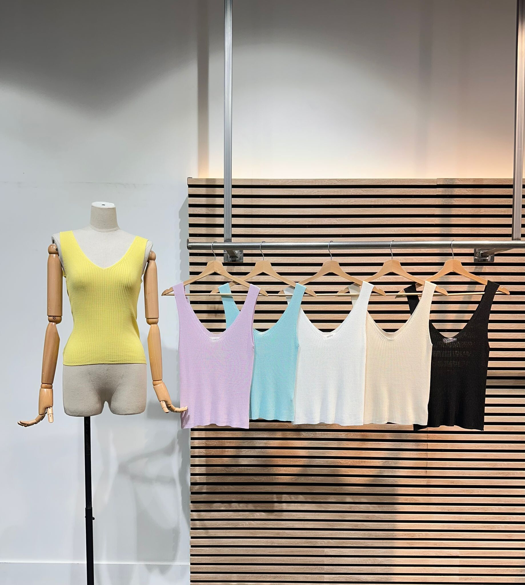 Großhändler LAFÉEROSE - Top -Tanktoberteil der leichten Flüssigkeit in Viskose V -Neck V -Neck mit strukturiertem Muster