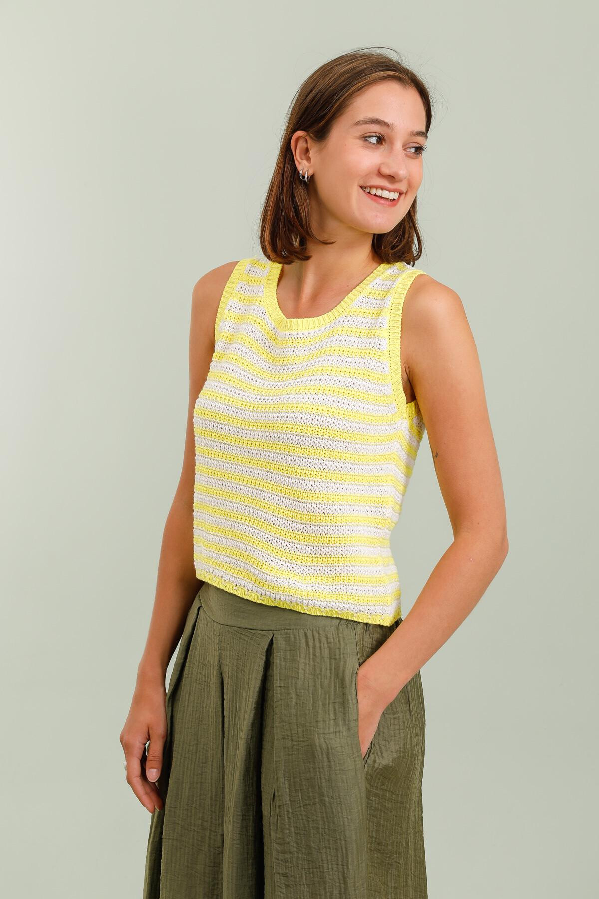 Wholesaler LAFÉEROSE - Top tank top in Cotton Cotton Crochet Round Collar without striped sleeves