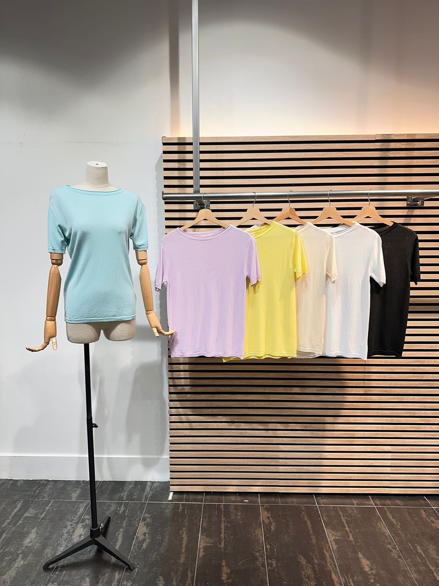 Großhändler LAFÉEROSE - Top -Tanktoberteil der leichten Flüssigkeit in Viskose V -Neck V -Neck mit strukturiertem Muster