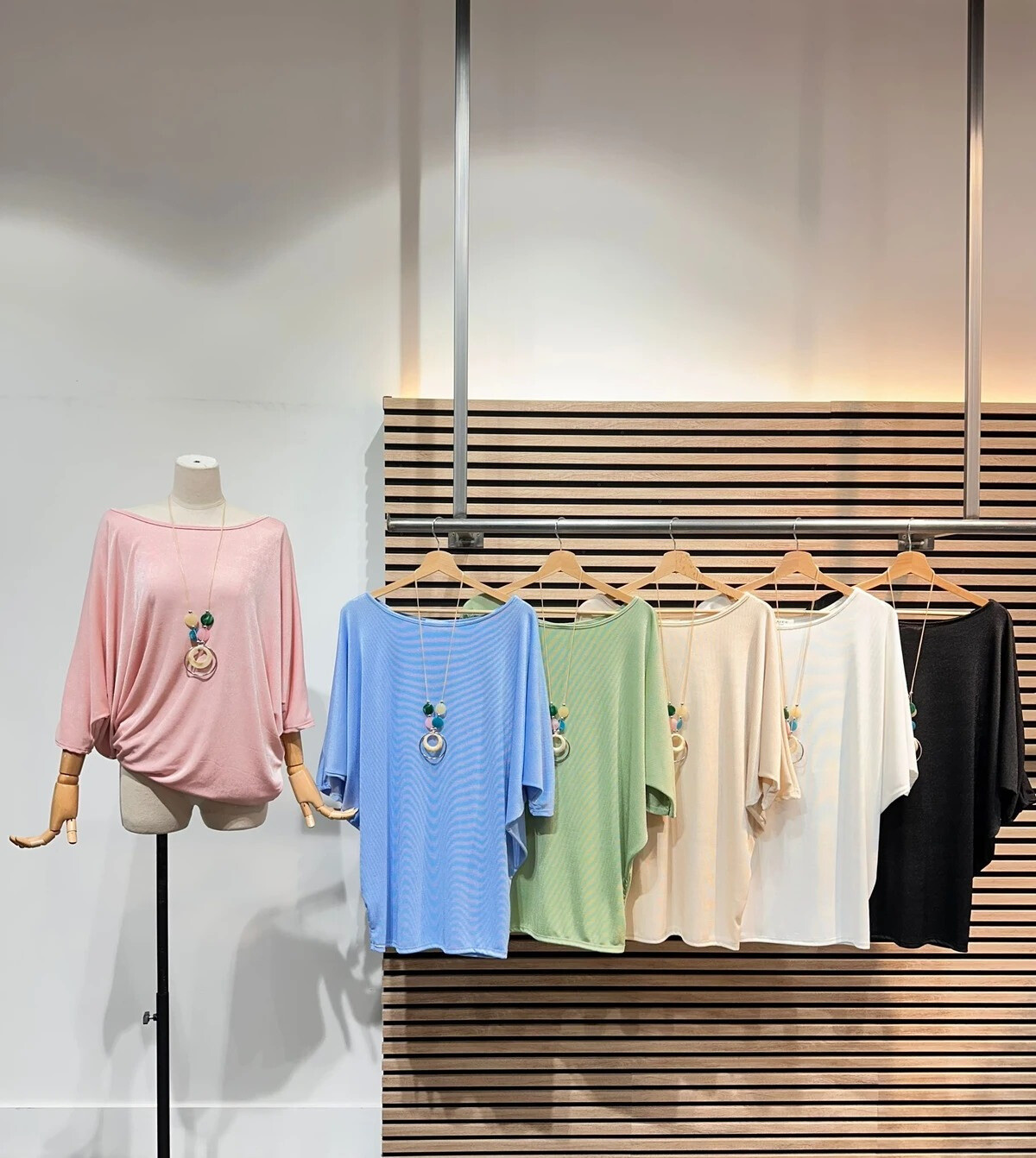 Grossiste LAFÉEROSE - Top fluide oversize évasé à manches 3/4 style chauve souris avec collier