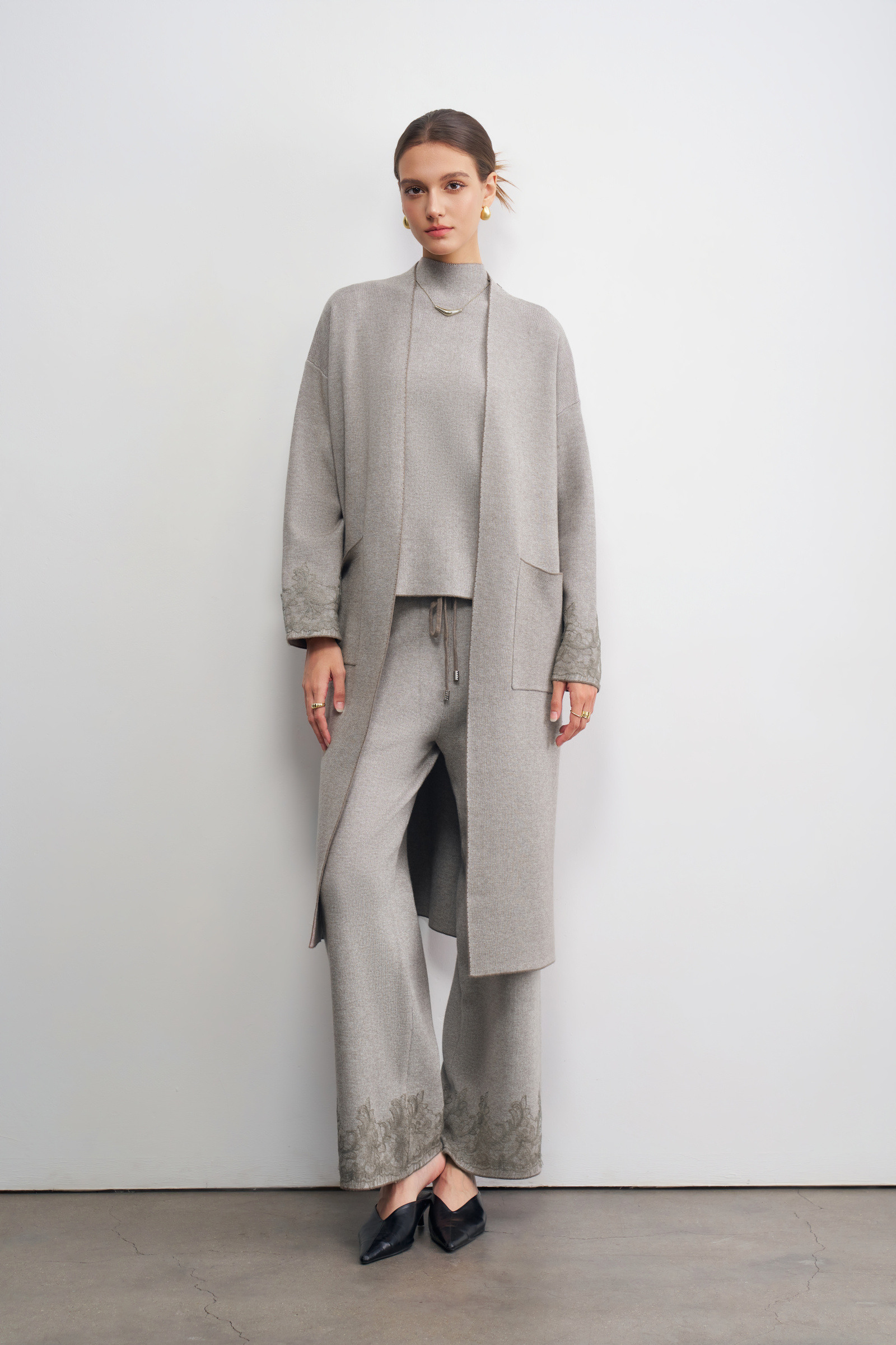 Wholesaler LARA - SLEEVELESS TURTLENECK TOP AND LONG-SLEEVE CARDIGAN WITH LACE AND TROUSERS SET