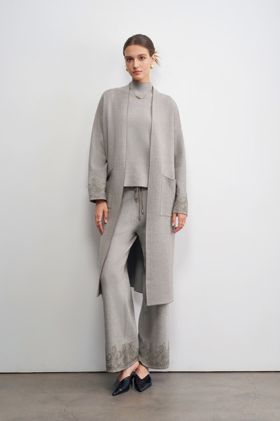 Grossiste LARA - ENSEMBLE DÉBARDEUR COL MONTANT ET CARDIGAN MANCHES LONGUES AVEC DENTELLE ET PANTALON Grossiste LARA - ENSEMBLE DÉBARDEUR COL MONTANT ET CARDIGAN MANCHES LONGUES AVEC DENTELLE ET PANTALON