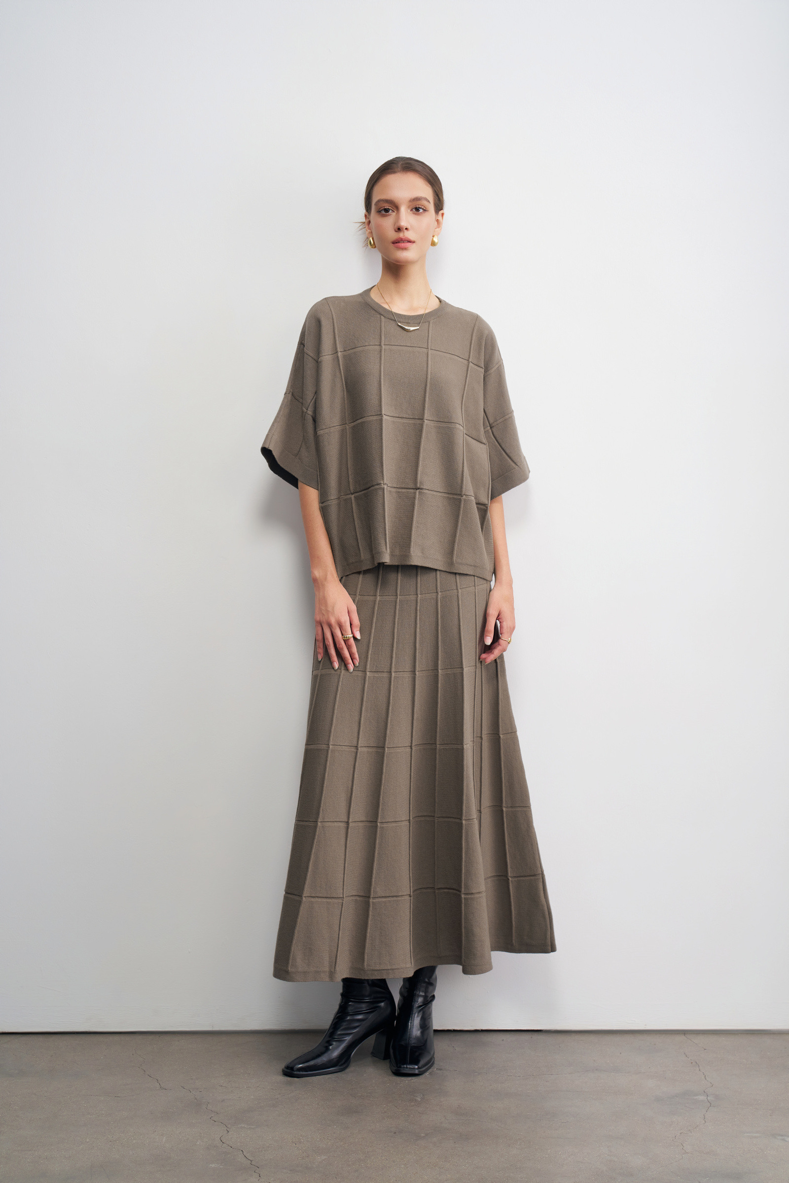 Wholesaler LARA - PLAID KNIT SET WITH SHORT SLEEVES AND LONG SKIRT