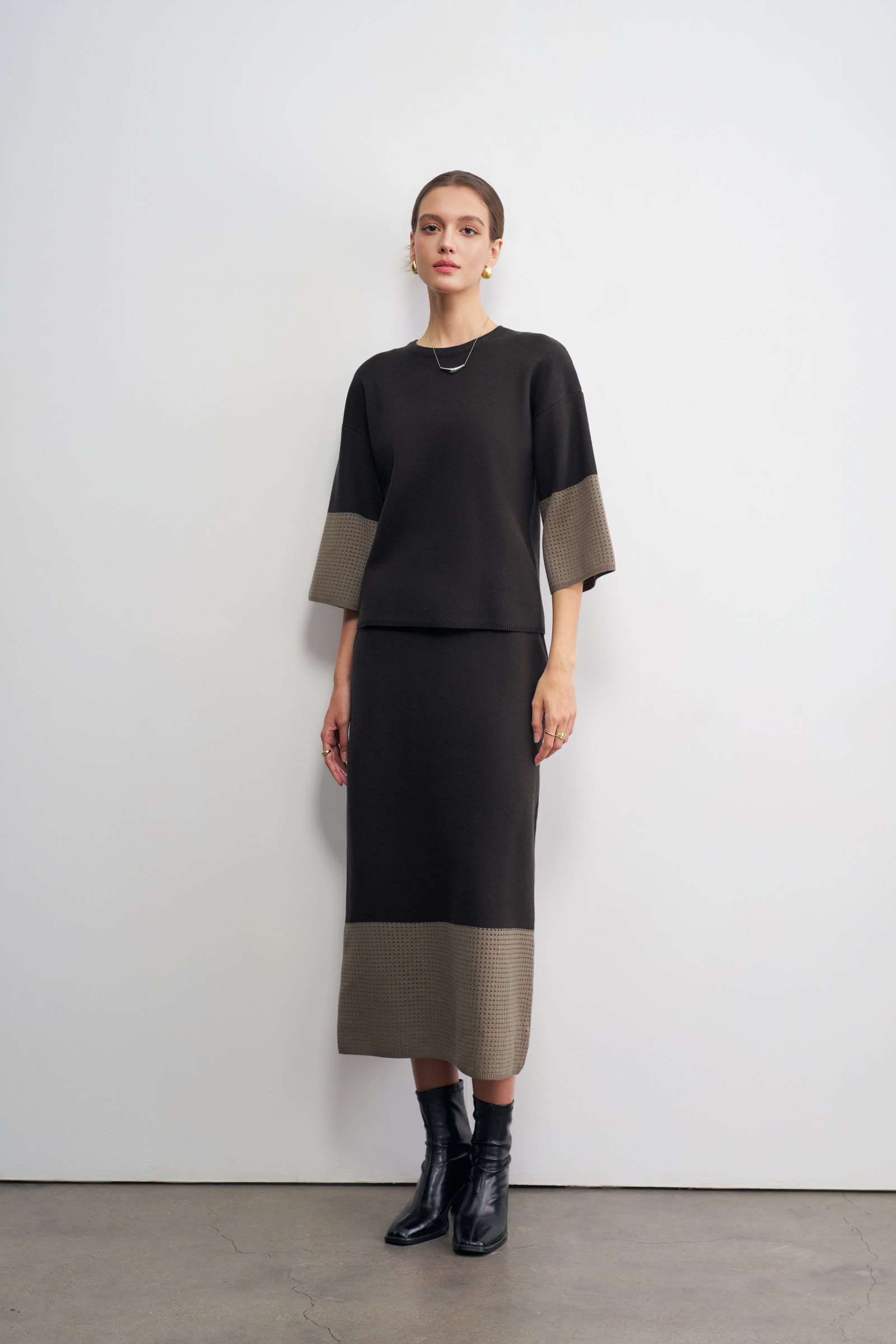 Wholesaler LARA - SET WITH SHORT SLEEVE TOP AND TWO-TONE SKIRT