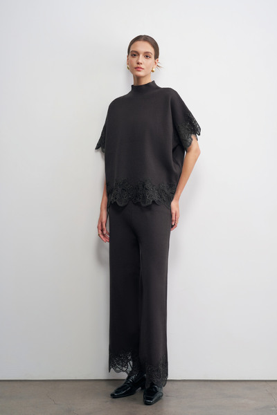 Grossiste LARA - ENSEMBLE MAILLOT MANCHES COURTES AVEC DENTELLE ET COL MONTANT ET PANTALON Grossiste LARA - ENSEMBLE MAILLOT MANCHES COURTES AVEC DENTELLE ET COL MONTANT ET PANTALON