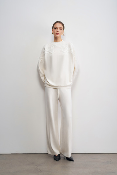 Grossiste LARA - ENSEMBLE AVEC HAUT À MANCHES LONGUES BRODÉ ET PANTALON Grossiste LARA - ENSEMBLE AVEC HAUT À MANCHES LONGUES BRODÉ ET PANTALON