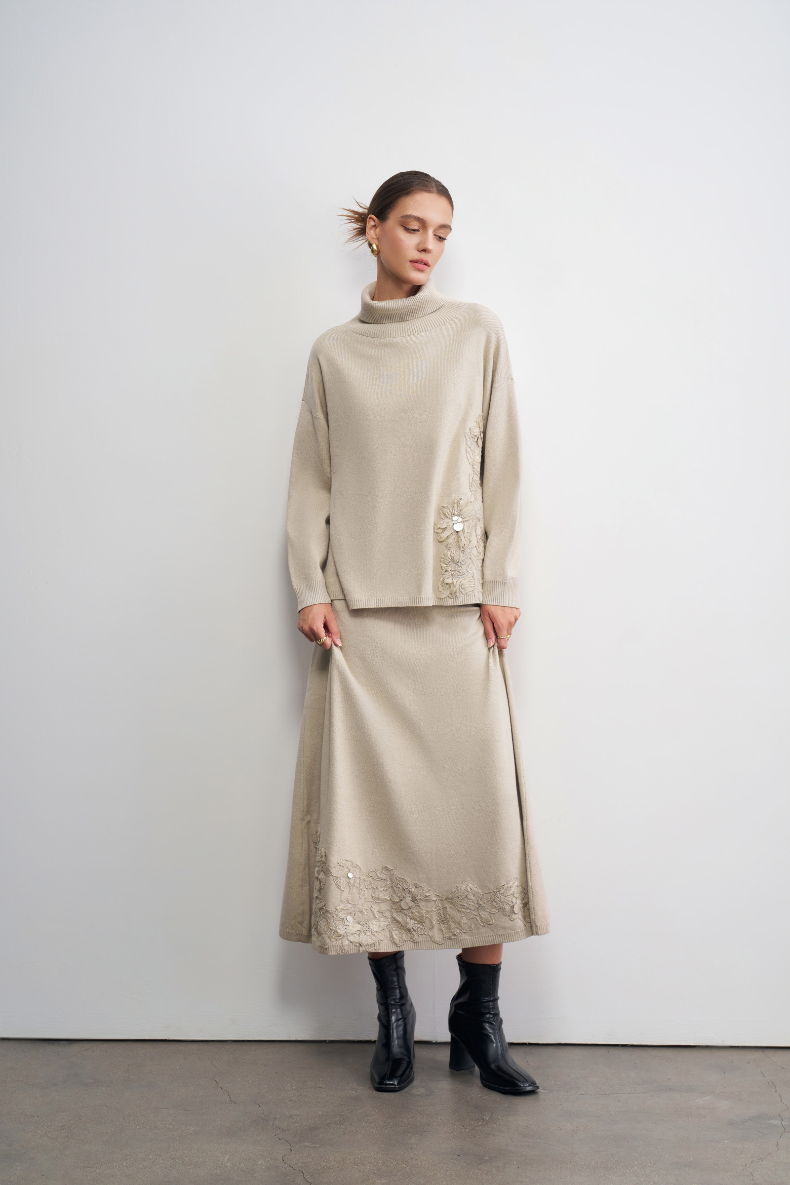 Grossiste LARA - ENSEMBLE AVEC PULL À MANCHES LONGUES ET JUPE À FLEUR