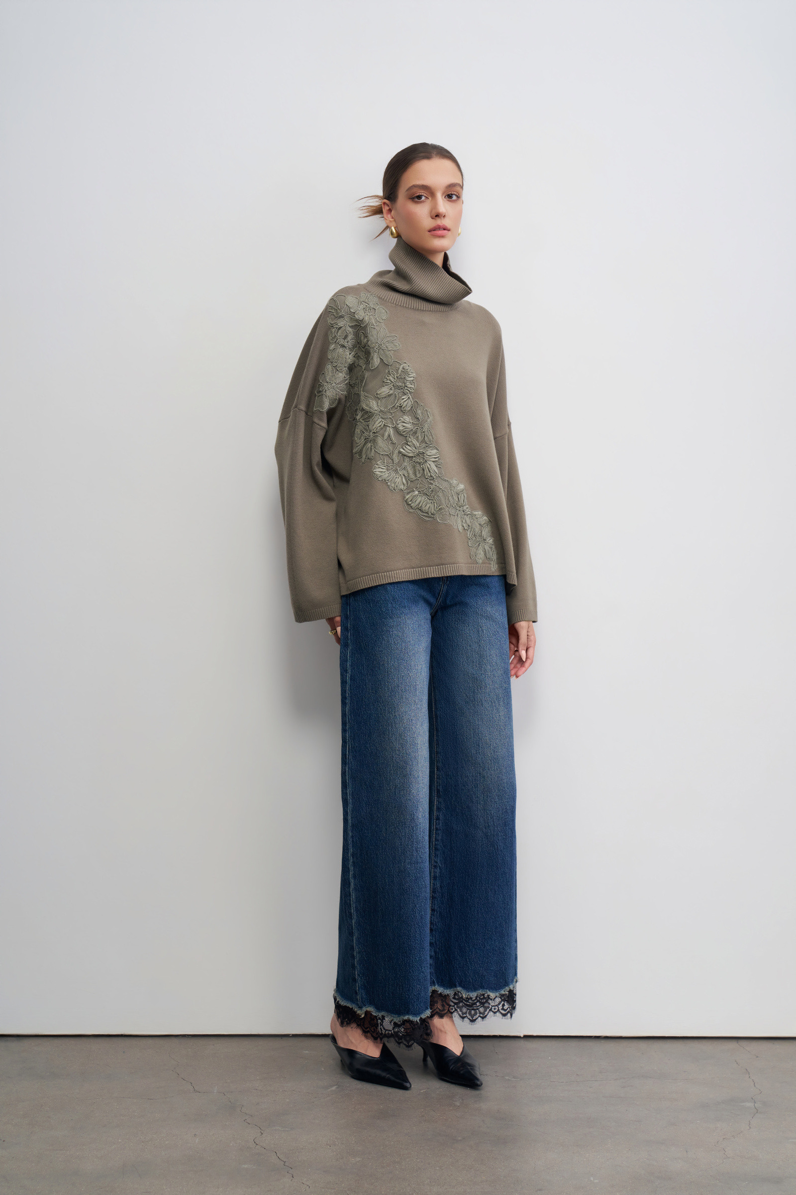 Grossista LARA - Maglia manica lunga con fiore e collo alto