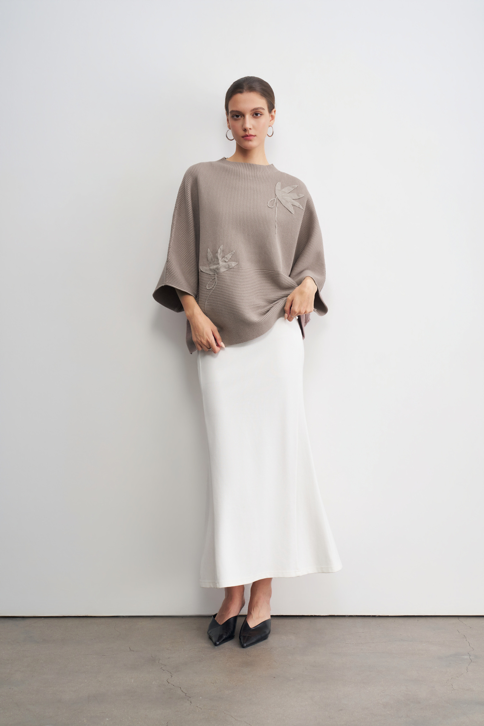 Wholesaler LARA - THREE-QUARTER SLEEVE TOP WITH MAPLE LEAF EMBROIDERY