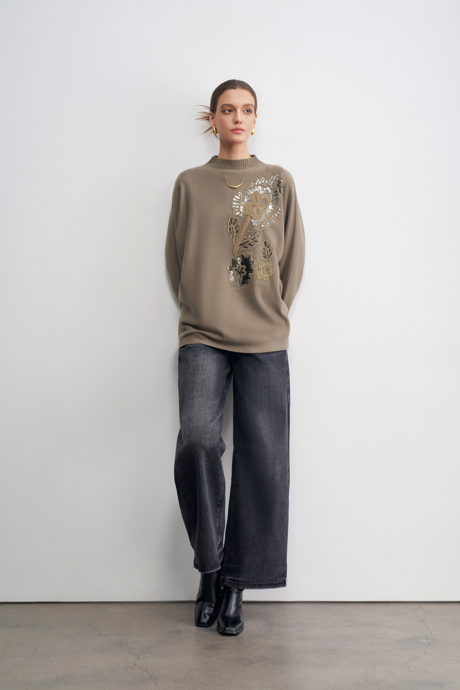 Wholesaler LARA - LONG SLEEVE TOP WITH FLOWER AND TURTLENECK